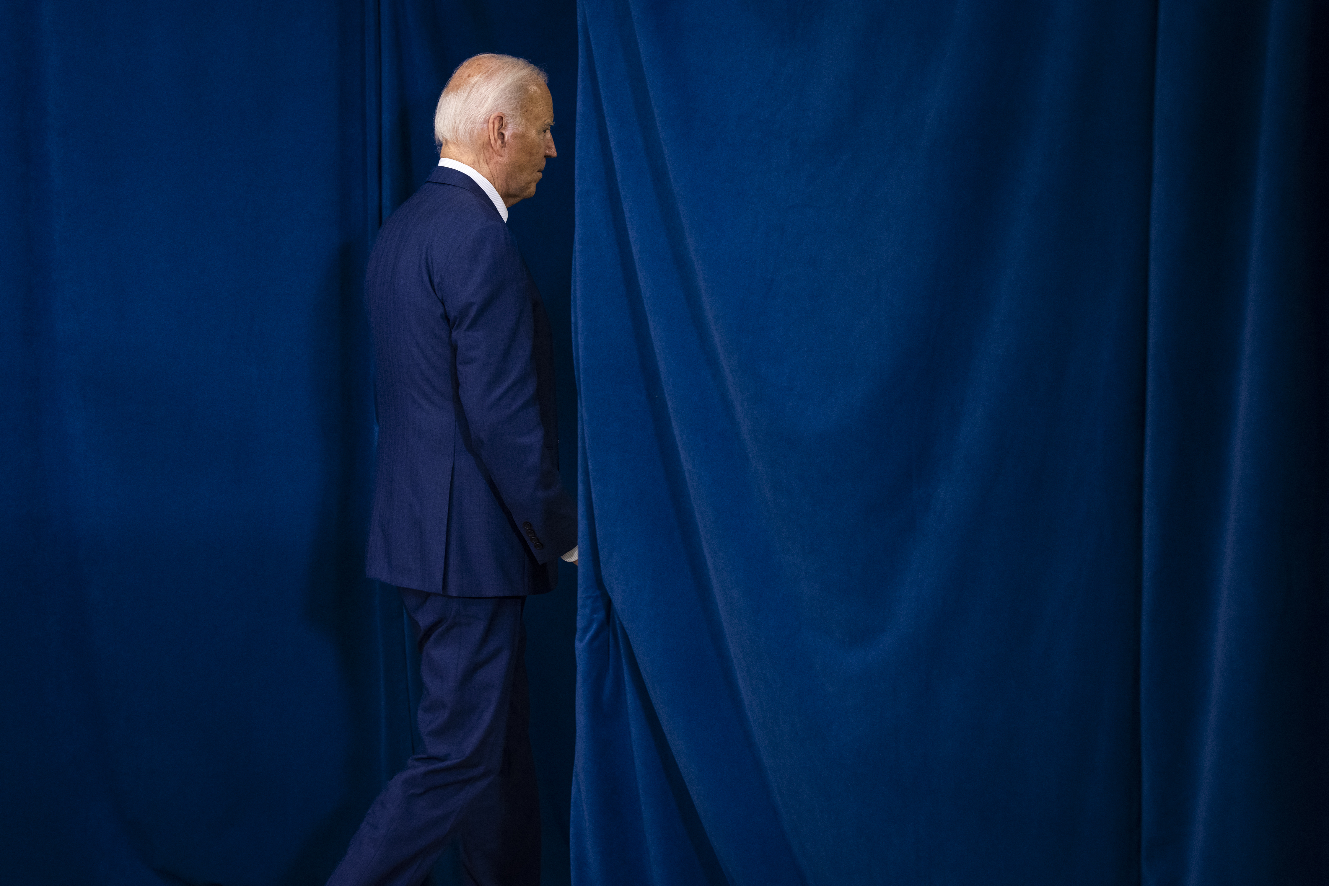 oe Biden anunció su retiro de la carrera presidencial debido a críticas por su edad y estado de salud, así como por solicitudes de abandono de sus compañeros de partido.