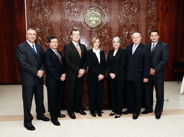 Gilbert Armijo, Fernando Cruz, Adrián Vargas, Ana Virginia Calzada, Rosa María Abdelnour, Luis Paulino Mora y Ernesto Jinesta conformaban la Sala Constitucional en 2008. Los dos primeros (a la izquierda) mantuvieron posiciones contrarias al TLC y a proyectos de la agenda complementaria. | ARCHIVO