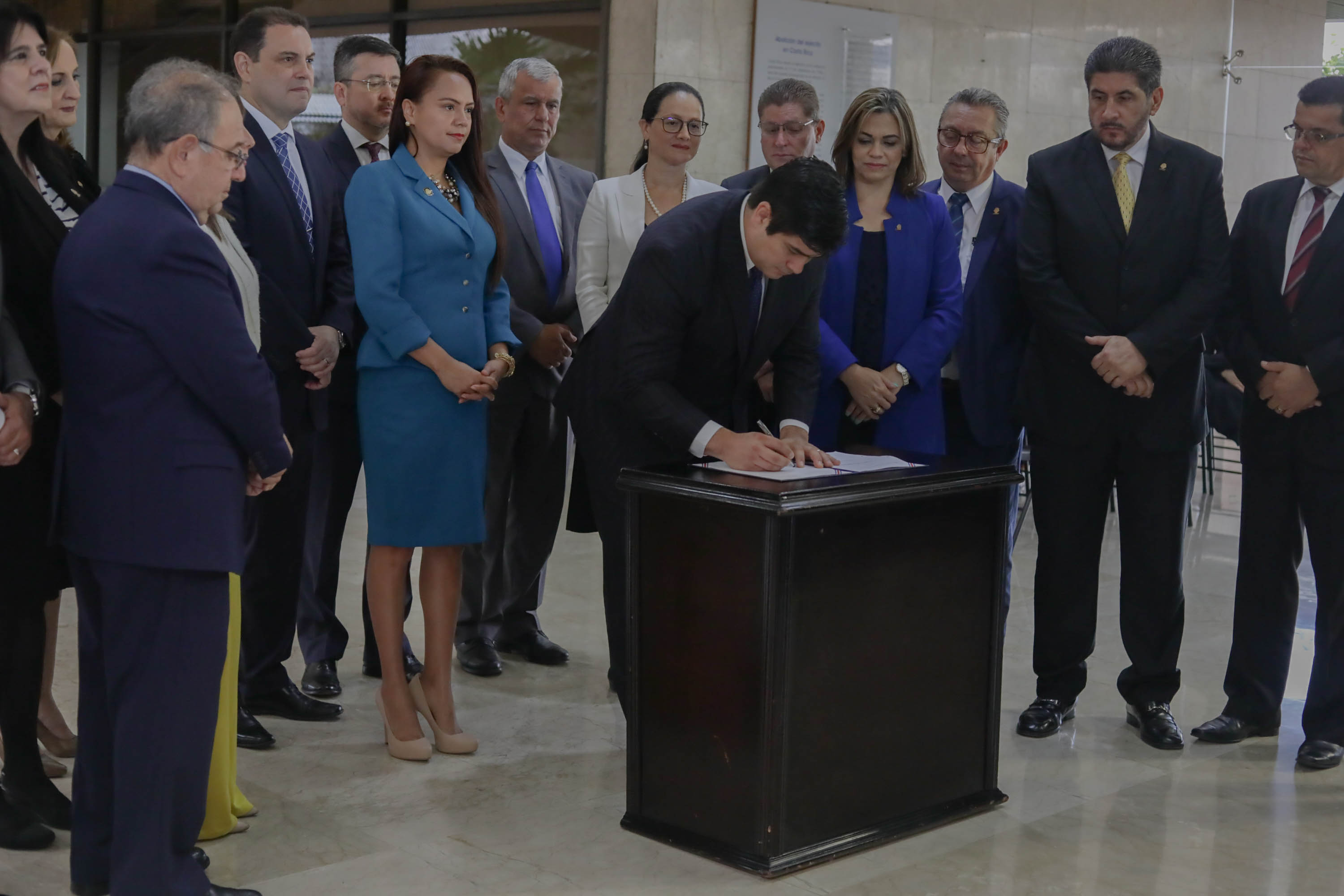 20/01/2020. El presidente de la República, Carlos Alvarado, firma la Ley 9808 para brindar seguridad jurídica sobre la huelga y sus procedimientos. Le acompañan ministros; el presidente legislativo, Carlos Ricardo Benaides; y diputados que votaron a favor de la legislación. Foto: Presidencia / Roberto Carlos Sánchez
