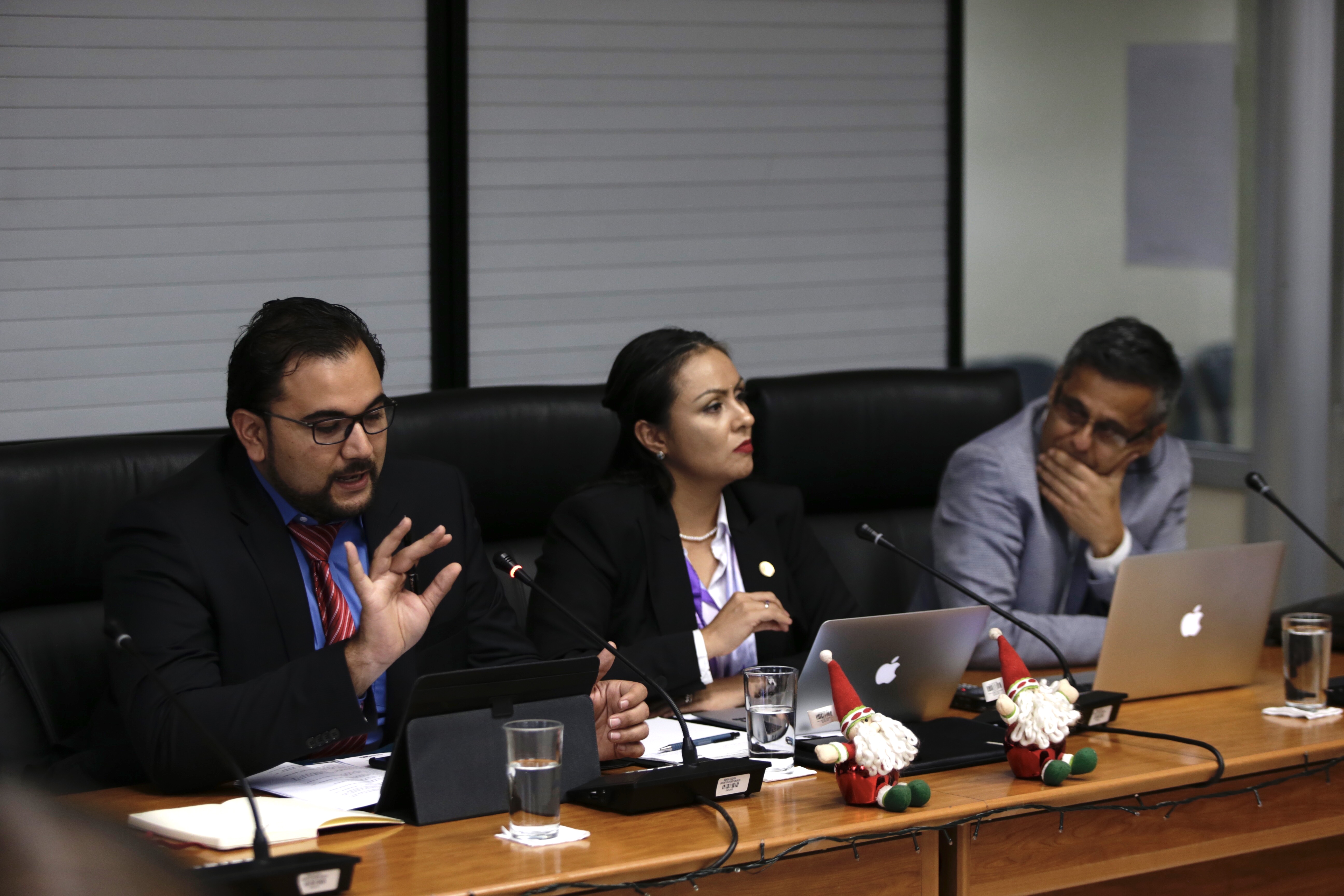 19/11/2018. Asamblea Legislativa, San José, Costa Rica. Comisión Caribe. Estudiantes de la UCR de Limón se quedaron sin carrera de ingeniería marina. En la Foto: Dr. Juan Diego Quesada Director UCR-Caribe
Ing. Matías Chaves Herrera director carrera marina civil UCR Caribe ( corbata roja), Dra Marlen León Vicerrectora de docencia (centro), Sr Emmanuel Serrano Caballero presidente comité estudiantes carrera marina civil (primero de izq q derecha), Sr. Yeison Mora Díaz presidente Asociacion estudiantes Carrera Marina Civil (flaco)
Matias Fotografía: Alejandro Gamboa Madrigal.