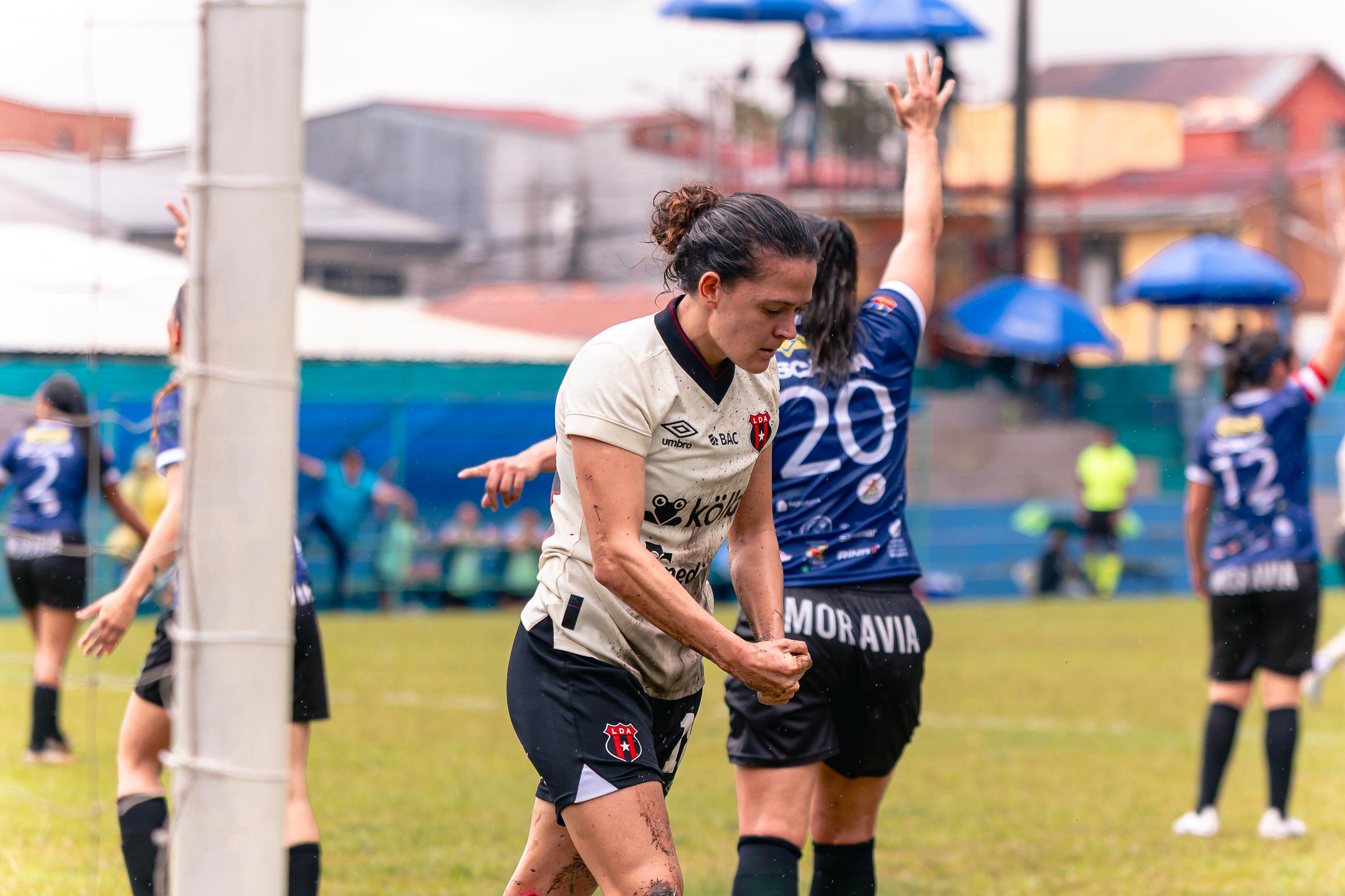 Emilie Valenciano marcó un doblete en el partido entre Moravia y Liga Deportiva Alajuelense.