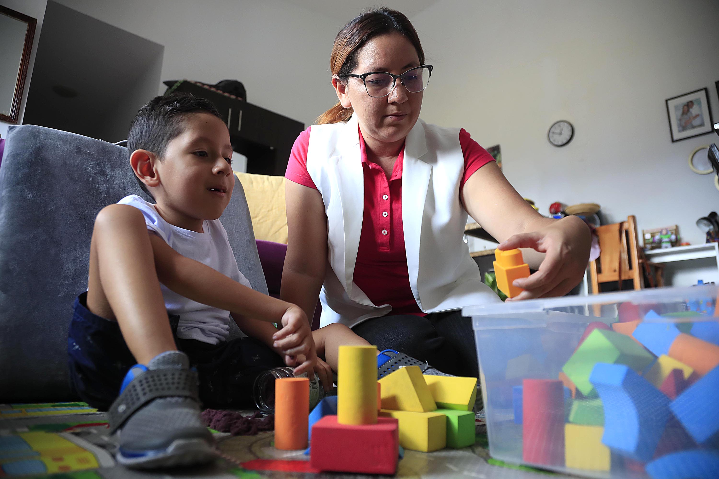 23/02/2023 Guadalupe de Cartago. Diana Sánchez y a su hijo Emiliano. Él tiene atrofia muscular espinal (AME), a propósito del Día Mundial de las Enfermedades Raras.