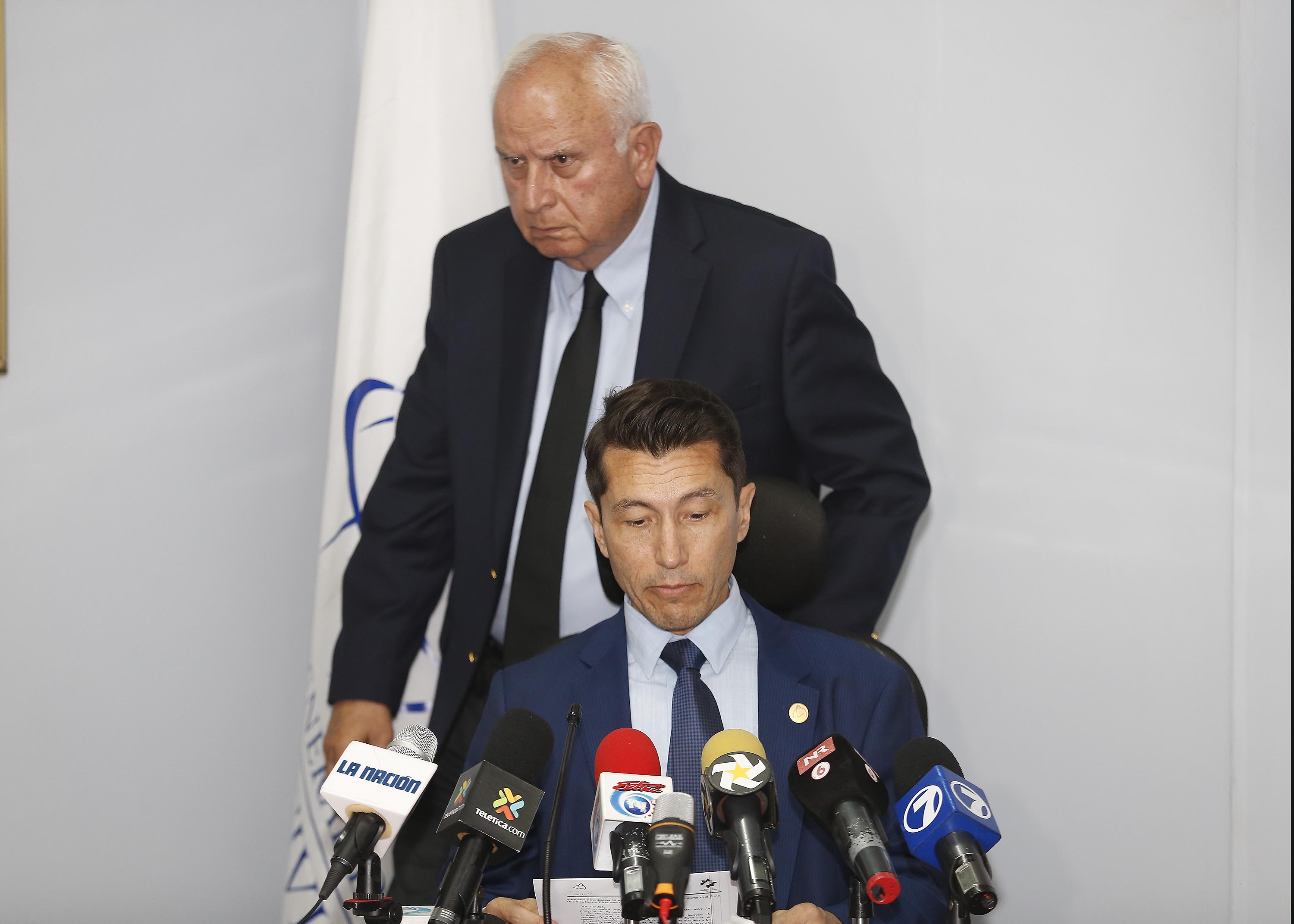 14/05/2019. Aviación Civil, La Uruca. El ministro de Transportes, Rodolfo Méndez, y el director de Aviación Civil, Guillermo Hoppe, se refirieron en conferencia de prensa a la calificación que recibió el aeropuerto Juan Santamaría por parte de la empresa de estándares internacionales Federal Aviation Administration (F.A.A). En la foto: Rodolfo Méndez y Guillermo Hoppe. Foto: Albert Marín.
