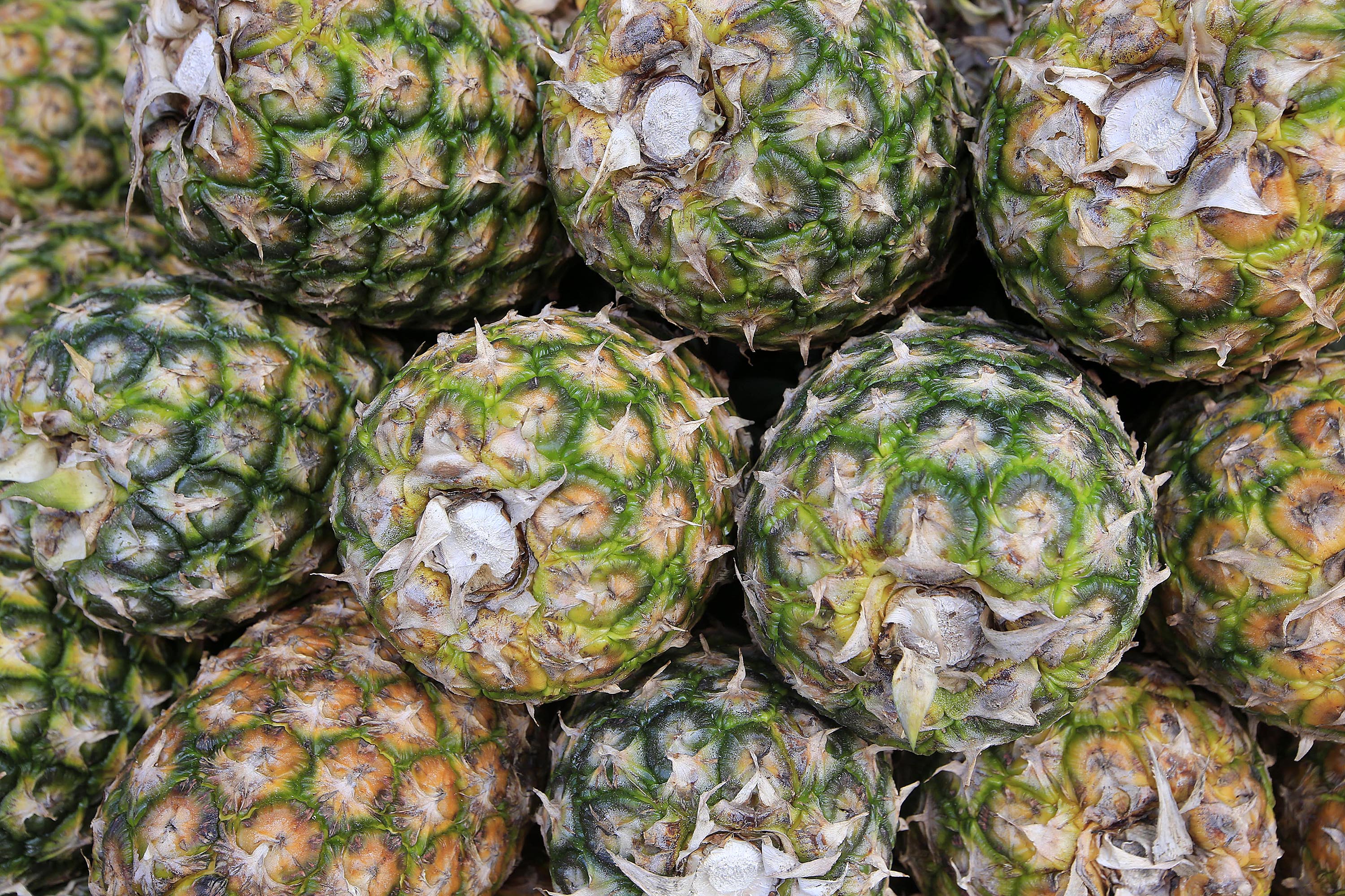 28/06/2019 Mercado Borbón. Frutas y verduras: piña. Foto: Rafael Pacheco