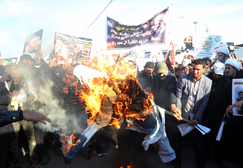 Simpatizantes del jeque iraquí Muqtada al-Sadr quemaron una efigie del rey Salmán, de Arabia Saudí, durante una protesta que tuvo lugar el lunes, en Bagdad, contra la ejecución del clérigo chiita Nimr al-Nimr | AP