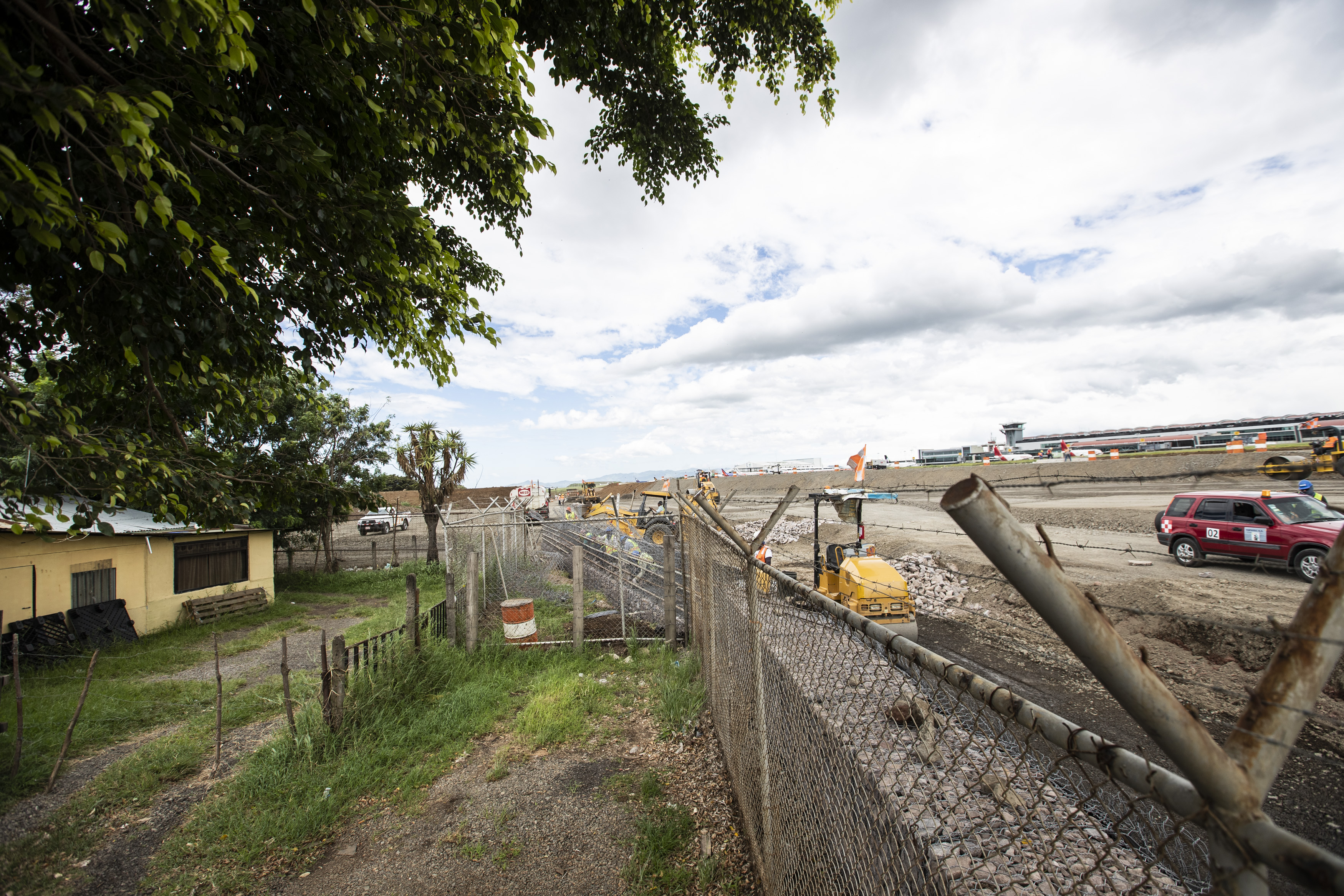 27/06/2019. Aeropuerto Juan Santamaría, Alajuela, Costa Rica. Alrededor de 9 propiedades no hay sido expropiadas por que los dueños no estan de acuerdo con el monto del avalúo. Debido a esto estan levantando un muro de gaviones de varios metros de altura. Fotografía: Alejandro Gamboa Madrigal