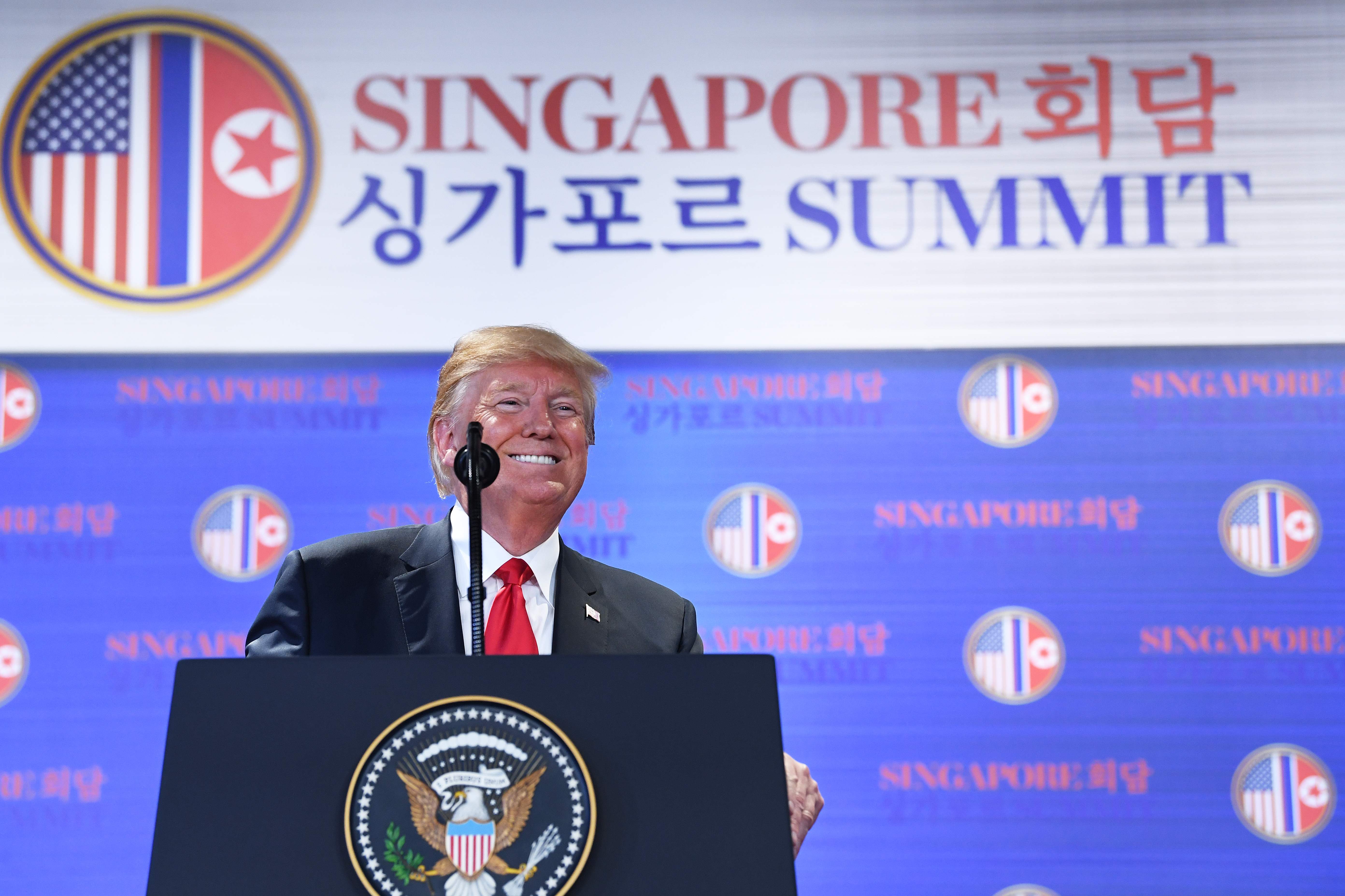 El presidente de Estados Unidos, Donald Trump, habla en una conferencia de prensa posterior a la histórica cumbre entre EE. UU. Y Corea del Norte en Singapur el 12 de junio de 2018.