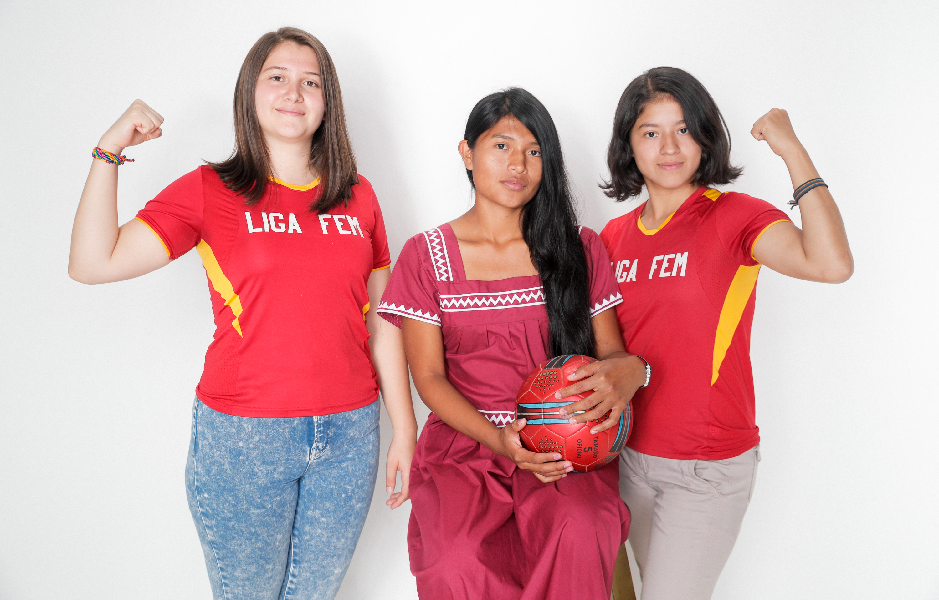26/3/2019. Tibas, Grupo Nacion. Grupo de chicas que iran a representar a Costa Rica en encuentro de mujeres lideres en la Copa Mundial Femenina de la FIFA Francia 2019. En la foto (iz a der) Kimberly Fiorella Mena Bravo, Yiyalin Rodriguez Rodriguez, Eimy Bolaños Sanchez. Foto Jeffrey Zamora