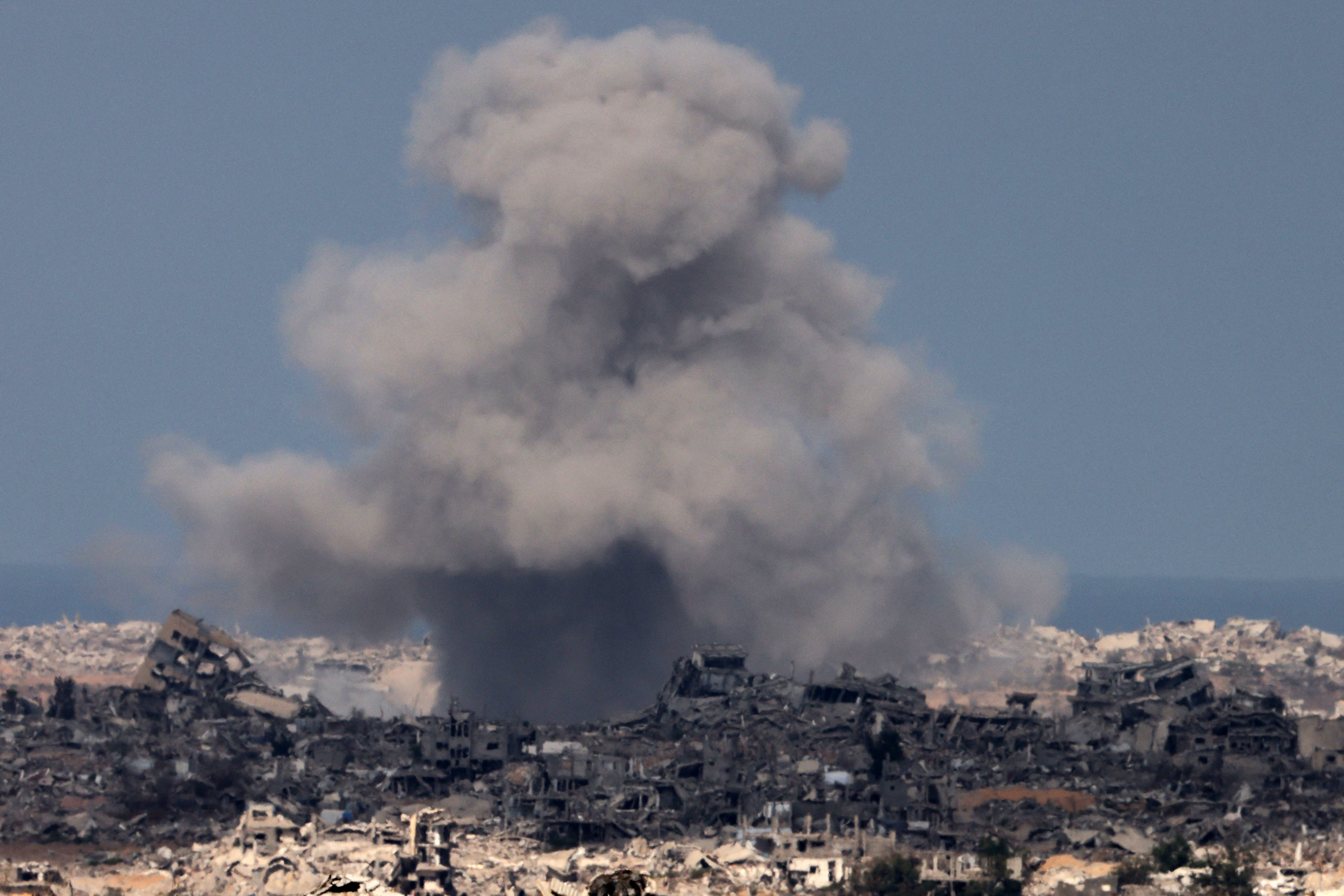 Esta imagen, tomada este 16 de setiembre desde la frontera de Israel con la Franja de Gaza, muestra una columna de humo en medio del bombardeo israelí sobre el territorio palestino. Israel desató una nueva campaña masiva de bombardeos sobre la ciudad de Gaza este martes. Fotografía: