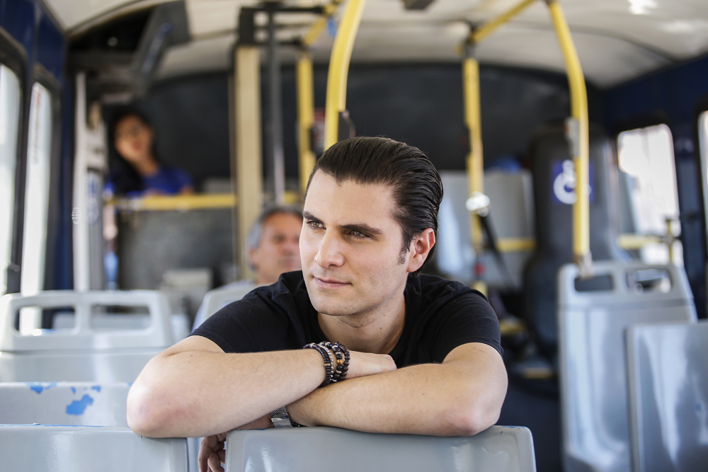 El tenor recuerda con cariño sus viajes en autobús cuando estudiaba música. Dice que extraña ir con sus audífonos escuchando grandes obras. Fotos: Adrián Soto.