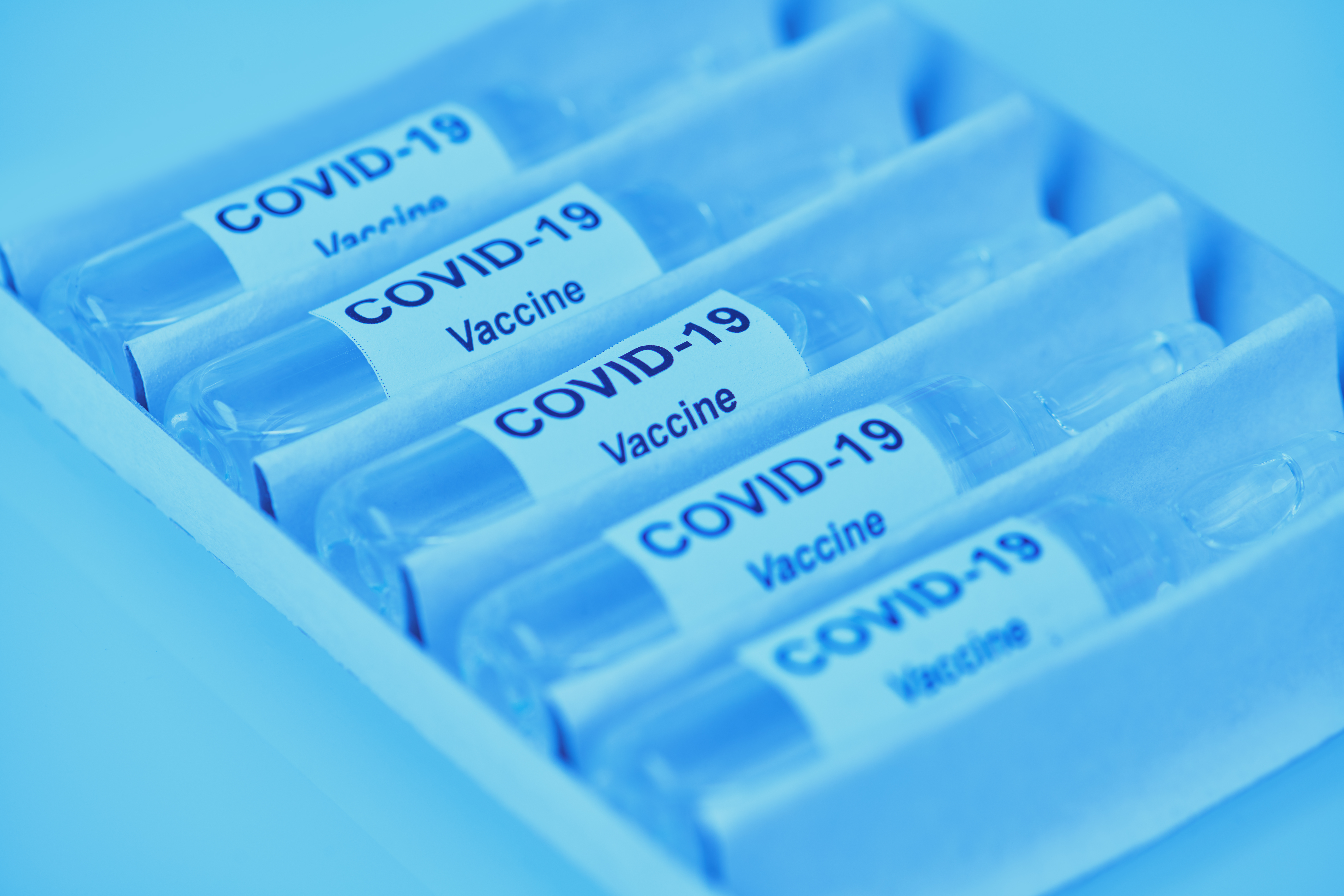 Covid 19, Pandemia, jovenes, vacuna fotografias de Shutterstock