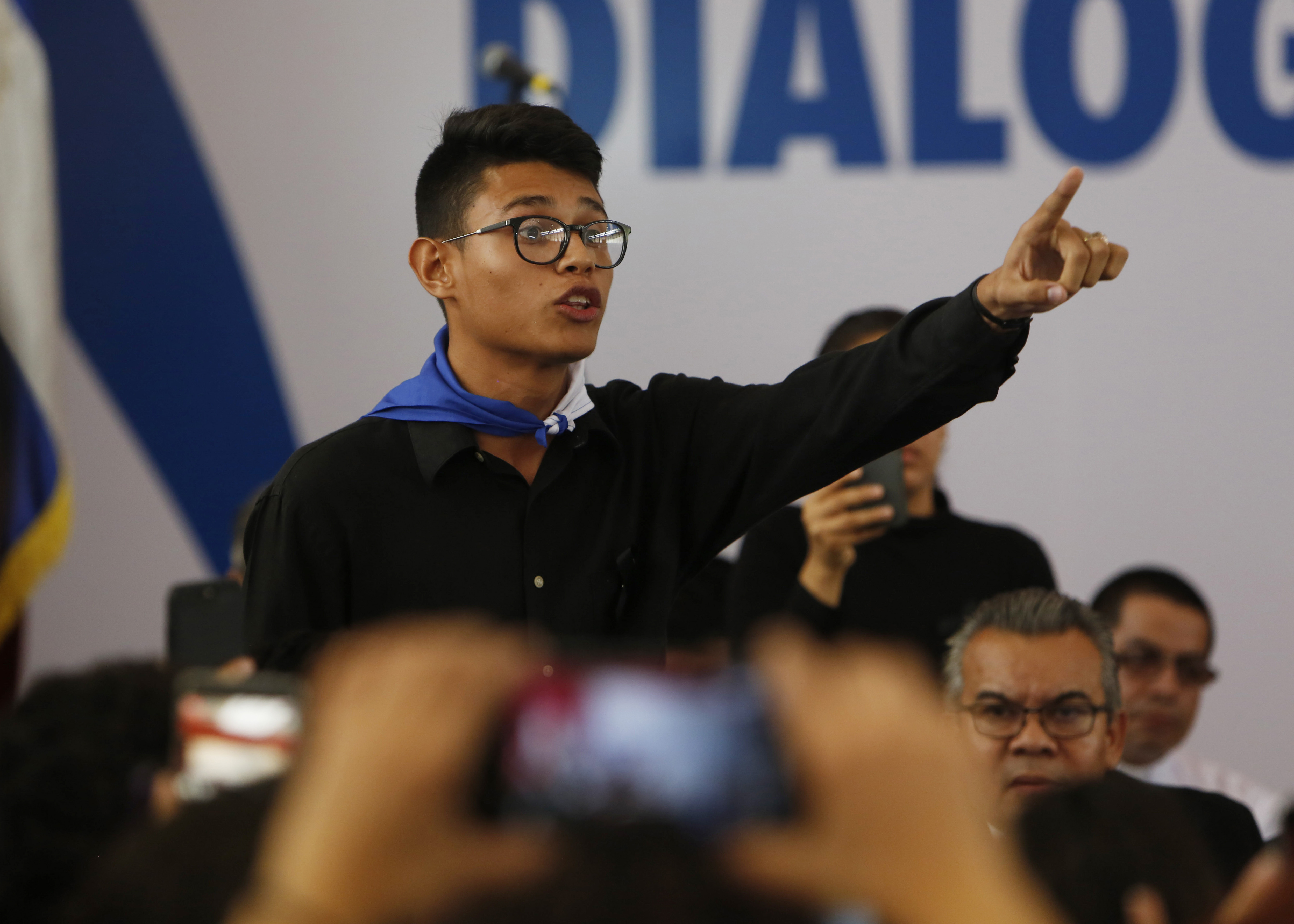 El representante estudiantil Lesther Aleman interrumpe al presidente de Nicaragua Daniel Ortega, gritando que debe detener la represión, durante la apertura del diálogo nacional en las afueras de Managua, Nicaragua. AP