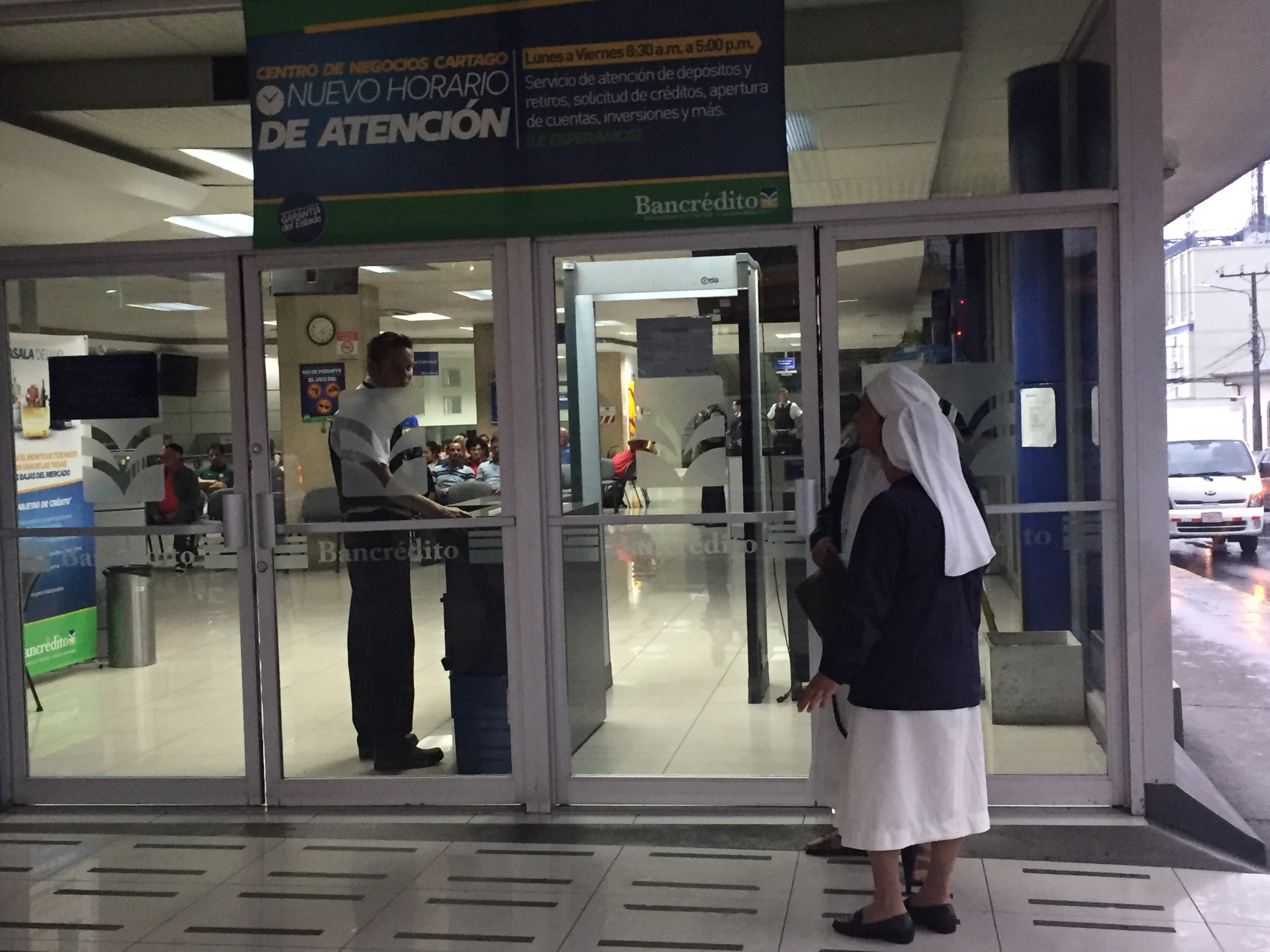 Esta tarde la sucursal de Bancrédito en Cartago reportaba poco movimiento.