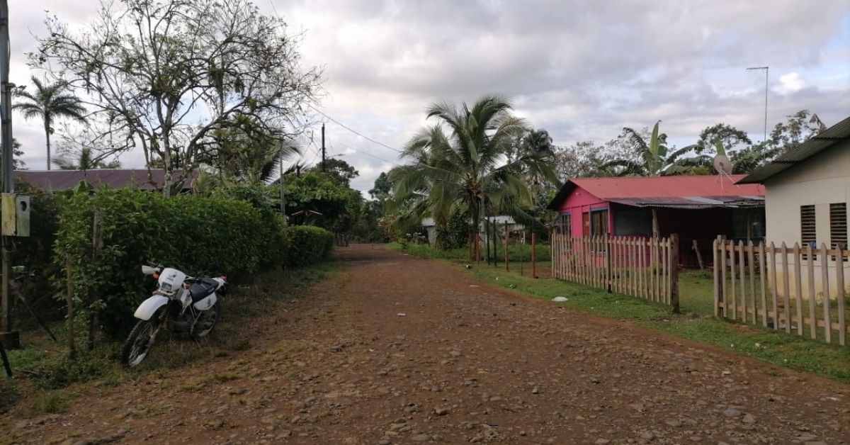 Esta es la calle en La Trinchera de Pital, San Carlos, para la que Marvin Morera solicitó la declaratoria de camino público. Según relató, el regidor suplente Evaristo Hernández le dijo que eso "estaba muy difícil" y le pidió ¢4 millones para agilizar el proceso. Foto: Cortesía de Marvin Morera.