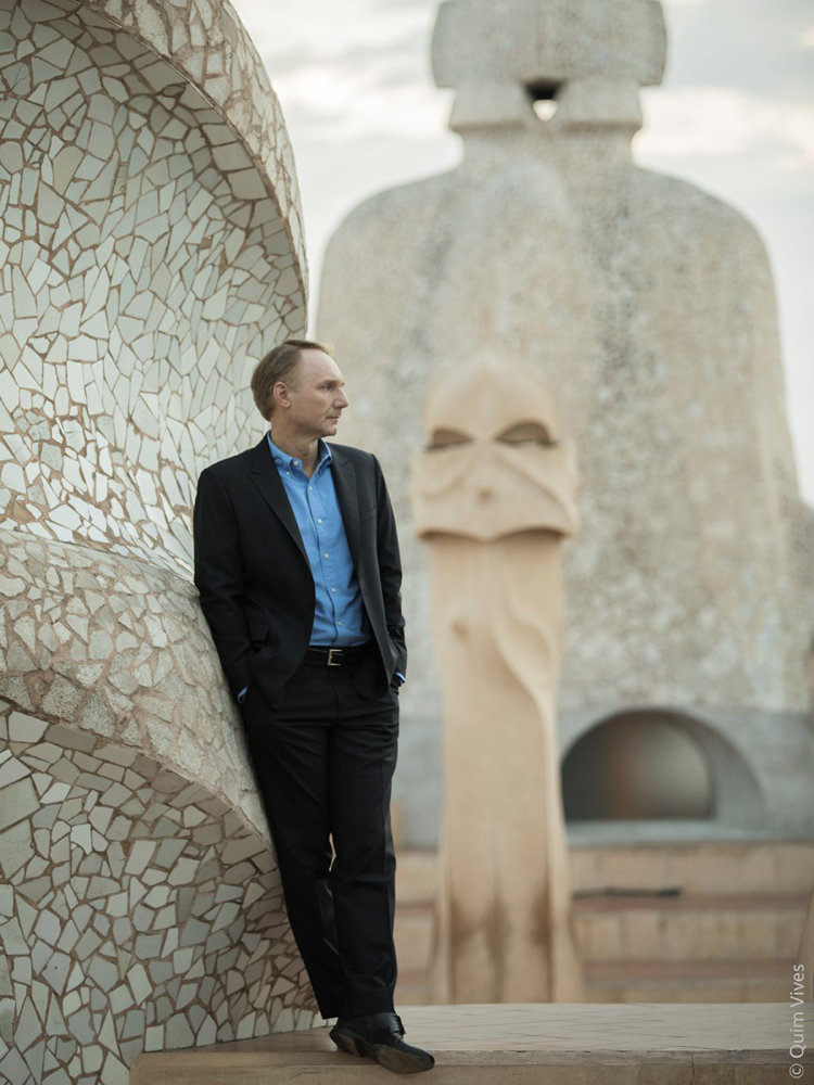 Popular. El escritor estadounidense Dan Brown tiene 53 años. Aquí en la biblioteca privada de la Abadía de Montserrat.