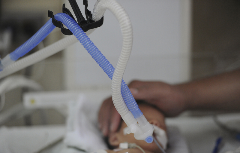 25 de setiembre del 2013. Hospital de Nios triplica internamientos de este perodo del 2013 por virus sicitial respiratorio. En la foto: Pablo Madrigal (1 mes y 5 das) est internado en el Hospital de Nios a causa de un virus respitatorio. Los internamentos en ese centro hospitalario se han triplicado por esa razn. Su padre Alvaro Madrigal cuida de el.