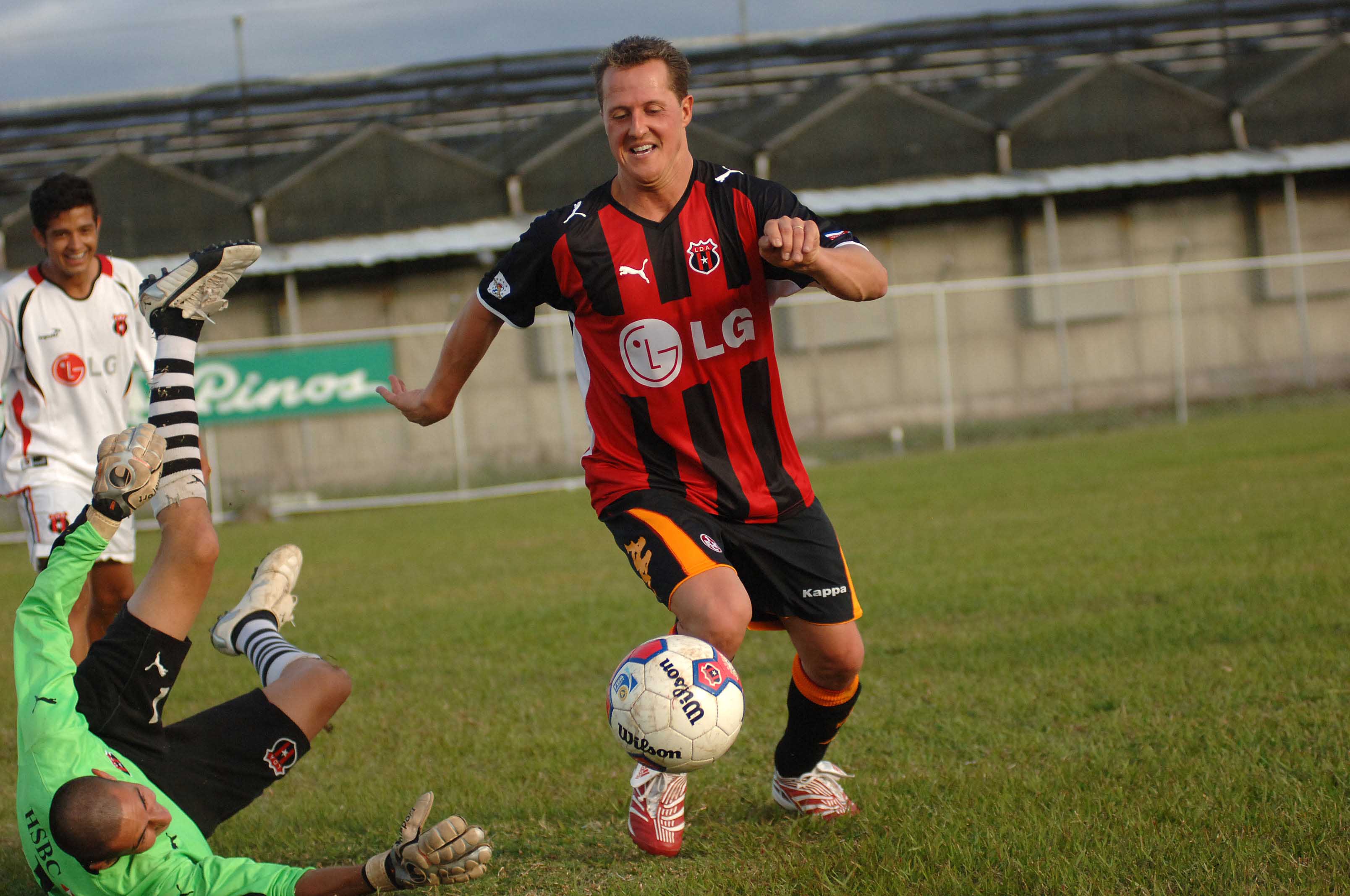 El excampeón de automovilismo anotó dos goles en un encuentro amistoso contra el equipo de Alto Rendimiento de la Liga Deportiva Alajuelense. Foto: Archivo LN - Eyleen Vargas.