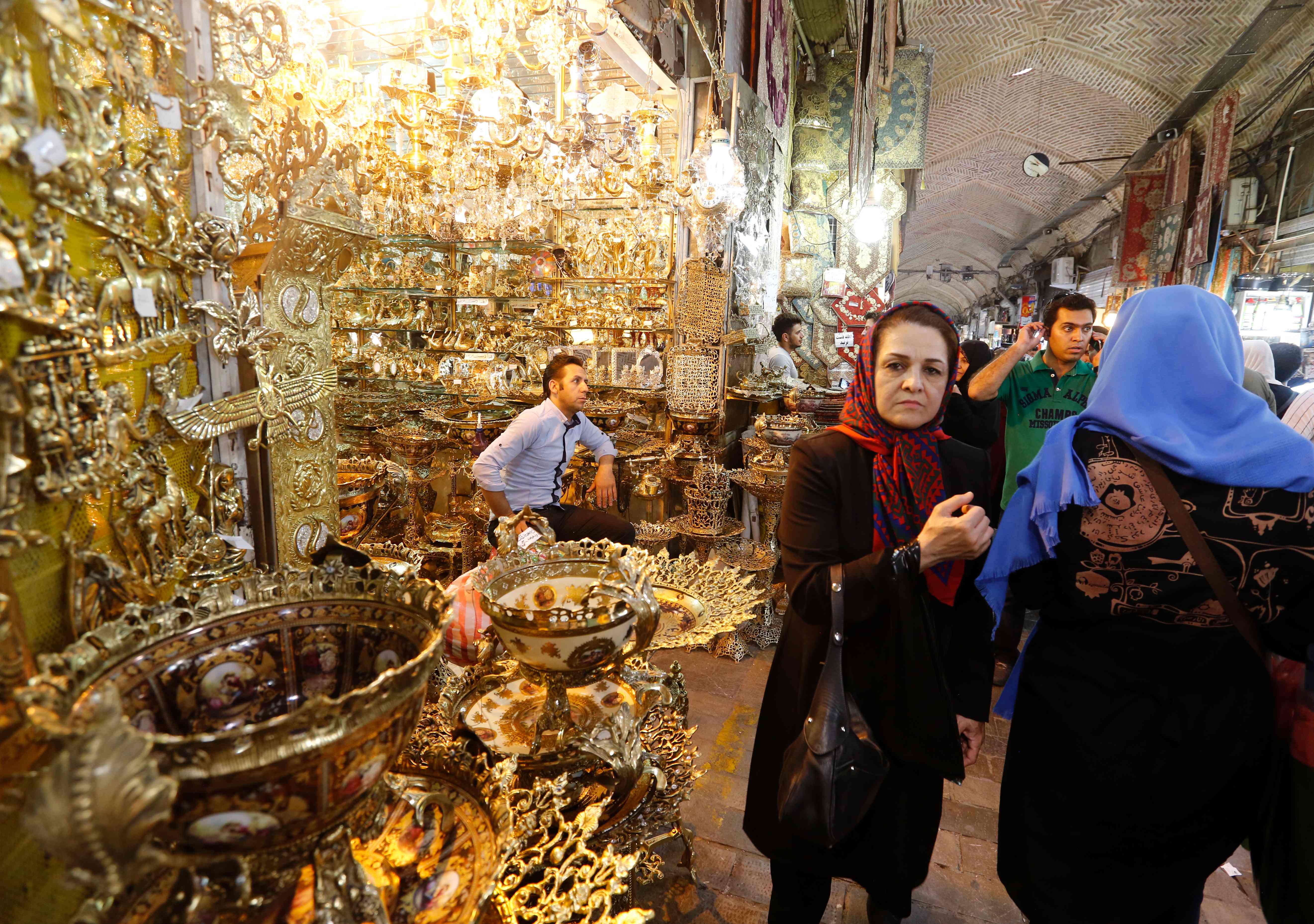 Ciudadanos iraníes compran en el antiquísimo Gran Bazar de Teherán. Hace un año, el acuerdo nuclear puso a los iraníes a soñar con el fin del aislamiento y con desarrollo económico, pero los obstáculos que pone Estados Unidos, según críticos, han matado esas esperanzas.