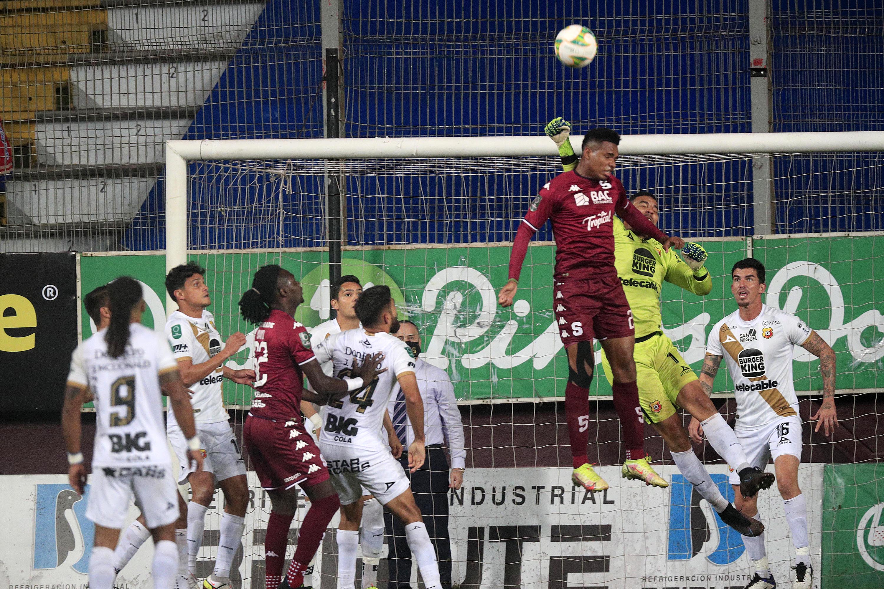 16/12/2021 Estadio Ricardo Saprissa. El Deportivo Saprissa recibió al Club Sport Herediano, en el partido de ida, de la Gran Final de la Copa Promérica, Torneo de Apertura 2021.