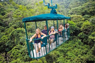 Ecoturismo, sol y playa, naturaleza, aventura y turismo rural están en la estrategia que tiene Costa Rica para el sector turístico. Se preteden añadir sobre la misma plataforma otros sectores como bienestar y reuniones. Aquí el teleférico del bosque lluvioso. Foto: Archivo