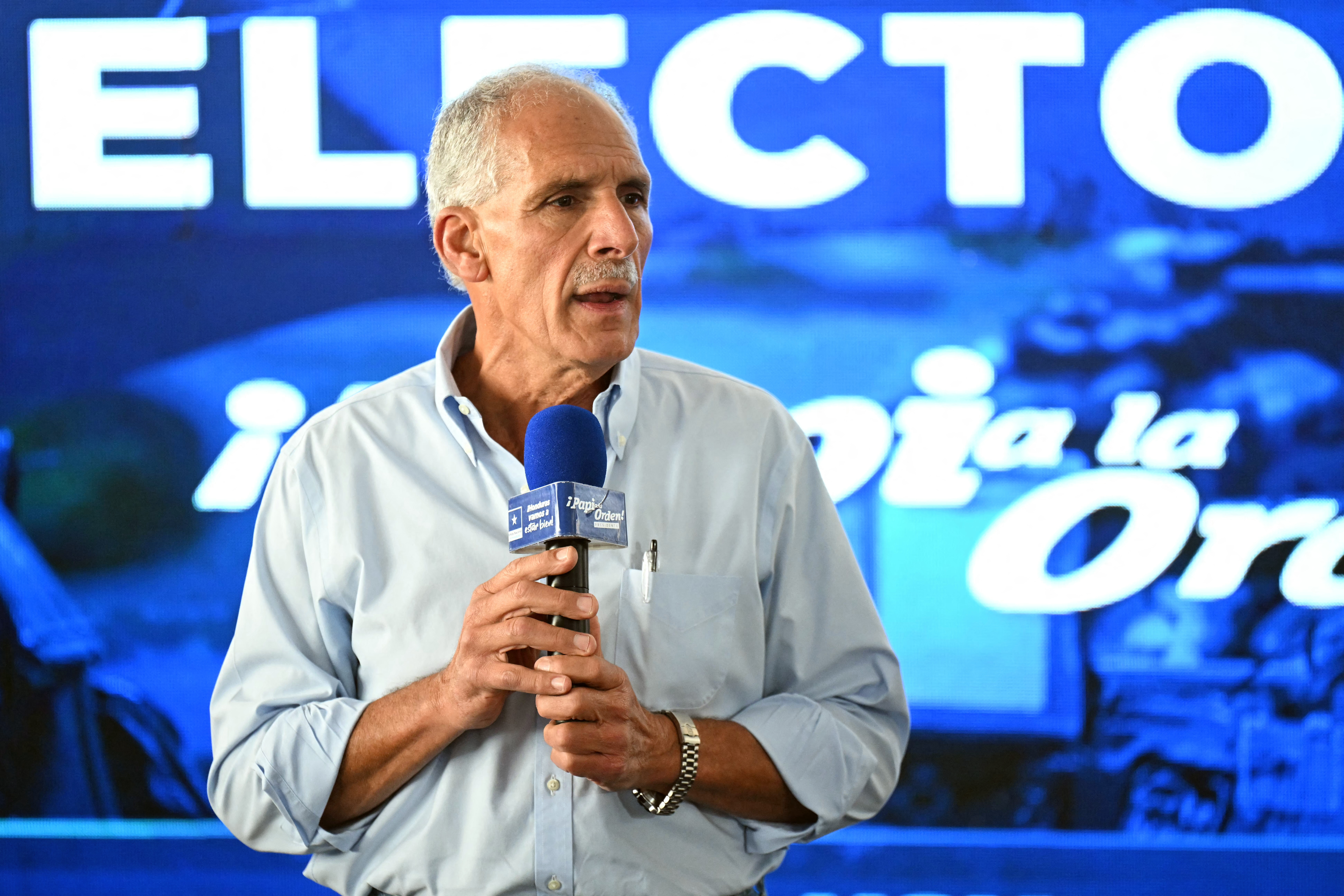 El candidato presidencial hondureño del Partido Nacional, Nasry Asfura, habla durante una conferencia de prensa en Tegucigalpa el 1 de diciembre de 2025, un día después de las elecciones presidenciales. El candidato Nasry Asfura, apoyado por el presidente estadounidense Donald Trump, y su rival Salvador Nasralla, también de la derecha, se enfrentan en una reñida contienda por la victoria en las elecciones presidenciales hondureñas del lunes.