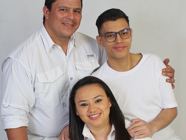 La familia Marín Umaña: Elsa Elsa Umaña Rodríguez, su esposo Roberto Marín y el hijo de ambos Luis Diego Marín Umaña.