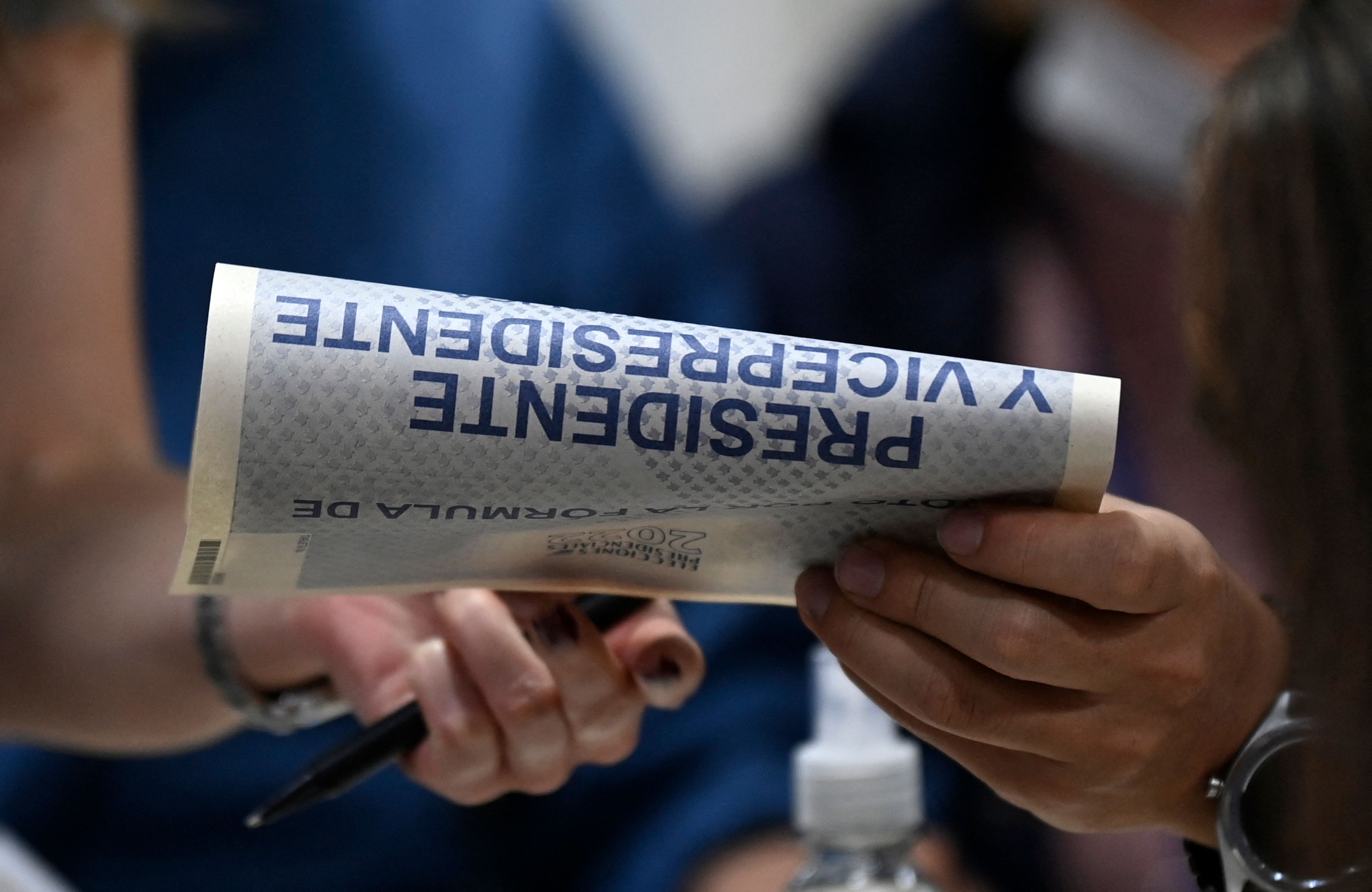 A woman votes at a polling station in Bogota during the Colombian presidential election, on May 29, 2022. - Colombians started voting Sunday in a first round of presidential elections, with a leftist poised for victory for the first time in the country's troubled history. (Photo by Yuri CORTEZ / AFP)