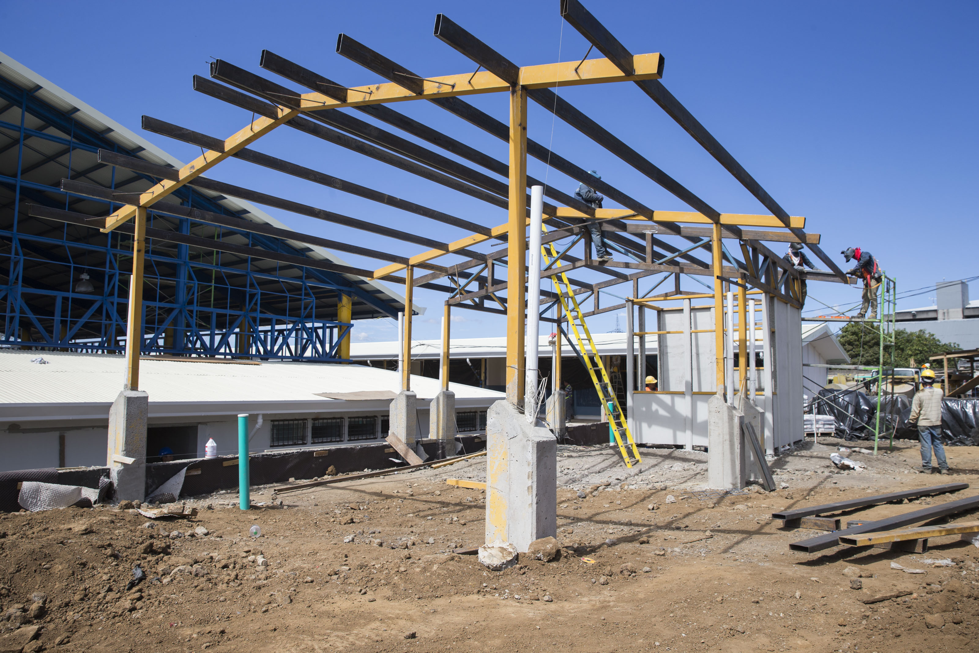 El presupuesto del MEP para obras ascendió a ¢90.292 millones el año pasado. La mayoría de los recursos se transfieren a las Juntas de Educación, confirmó la entidad. En la imagen, la construcción de la nueva escuela Rafael Vargas Quirós en Tibás. Foto: Alejandro Gamboa Madrigal.