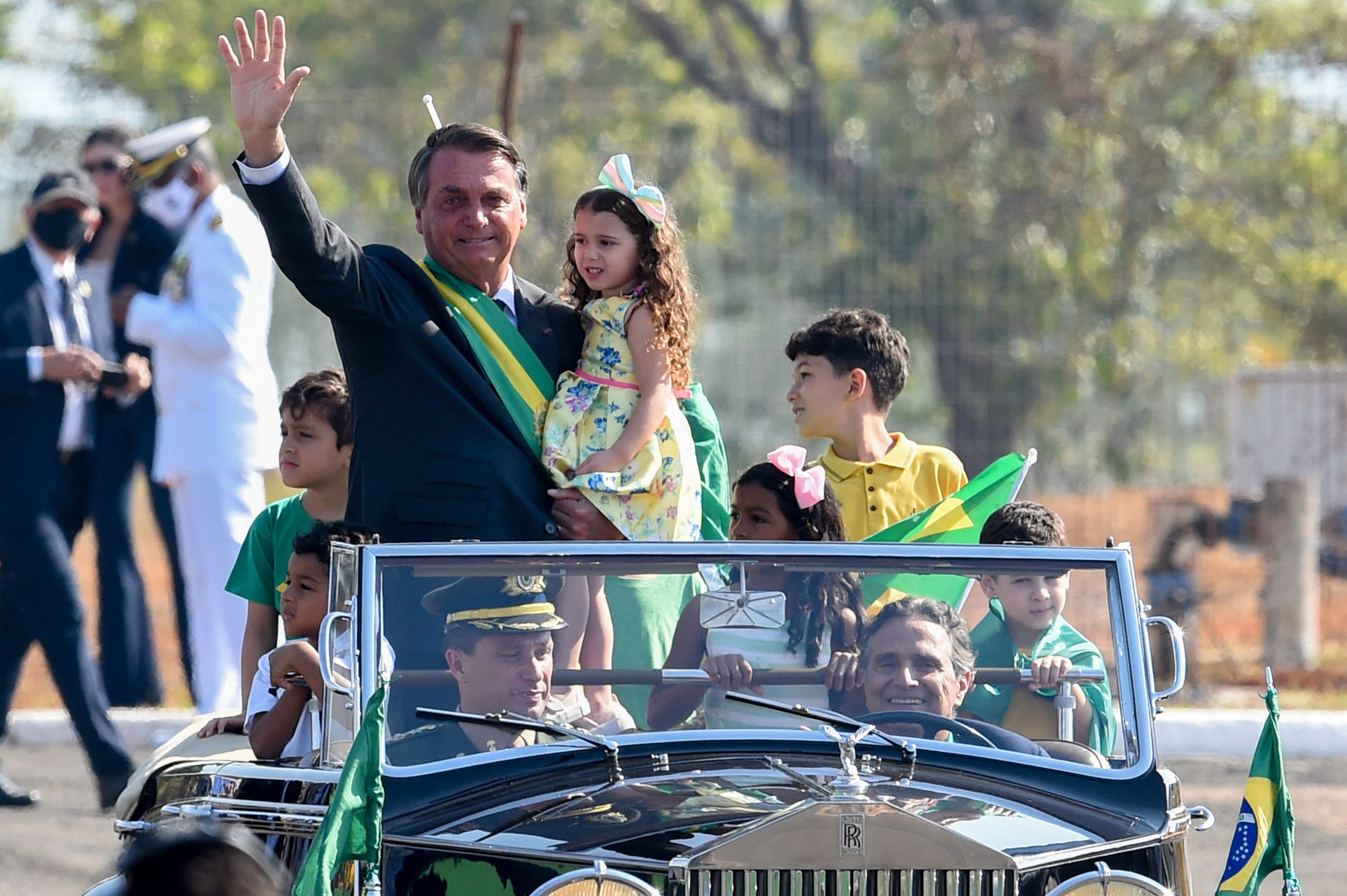 Brazilian President Jair Bolsonaro waves to supporters in his arrival to the flag-raising ceremony at Alvorada Palace, during the Independence Day celebrations in Brasilia, on September 7, 2021. - Fighting record-low poll numbers, a weakening economy and a judiciary he says is stacked against him, President Jair Bolsonaro has called huge rallies for Brazilian independence day Tuesday, seeking to fire up his far-right base. (Photo by EVARISTO SA / AFP)