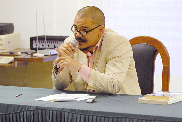 El catedrático Minor Salas en un conversatorio sobre pena de muerte realizado en la Universidad de Costa Rica (UCR), en 2008. Fotografía de Mónica Bolaños tomada de la página web de la UCR.