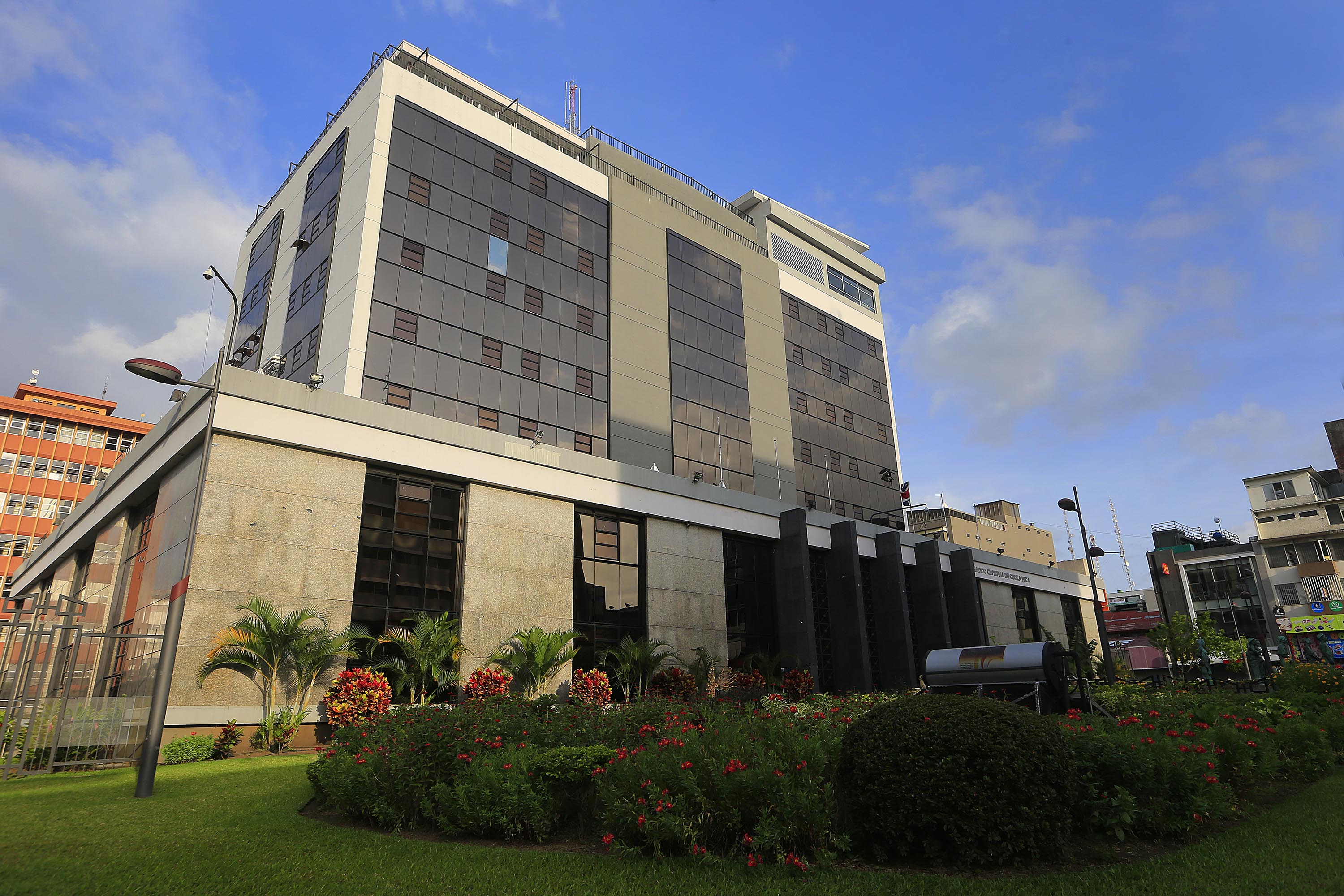 Banco Central y economistas usar reservas para pandemia resta armas contra ataques al tipo de