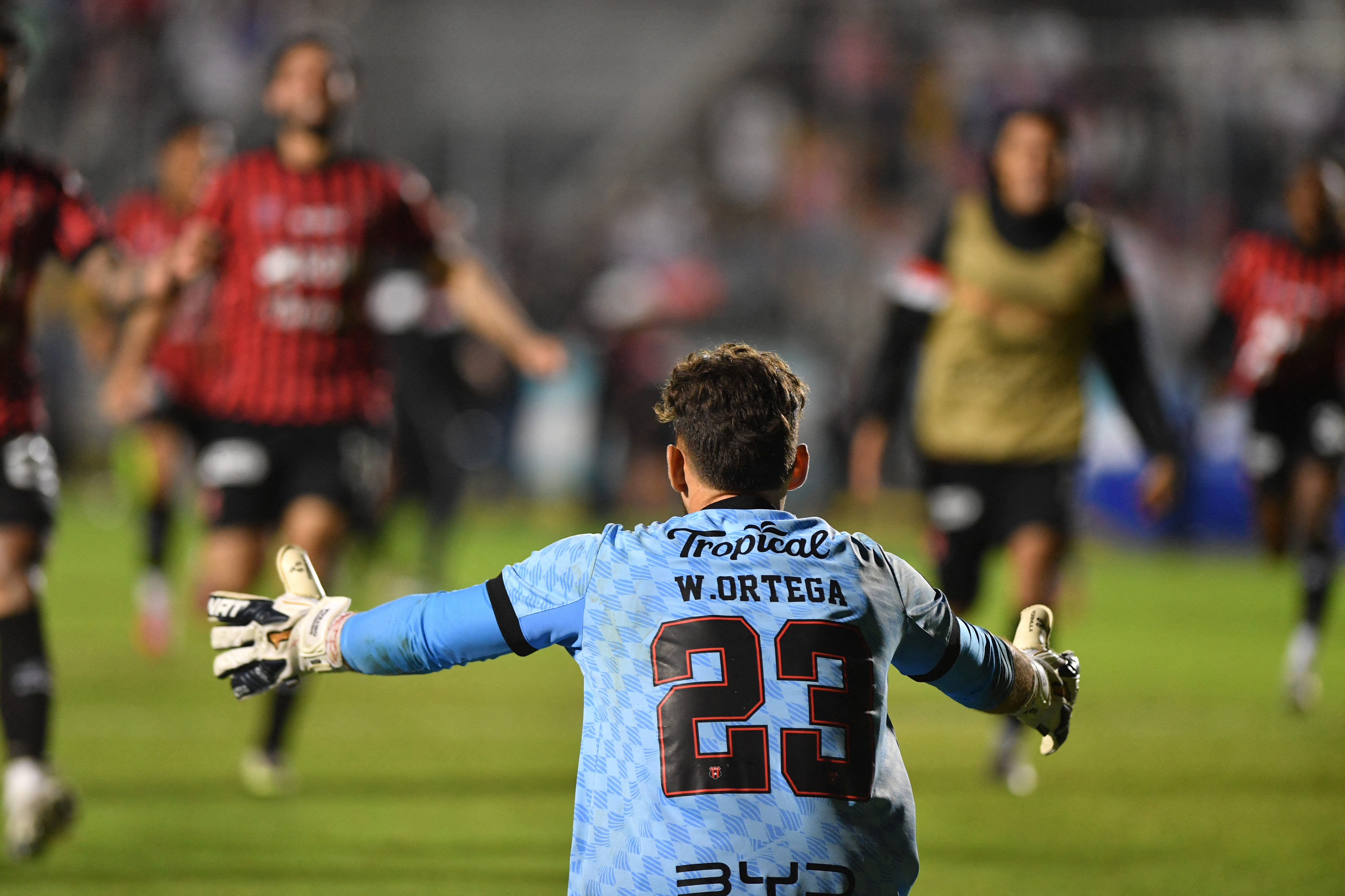 Alajuelense's Uruguayan goalkeeper #23 Washington Ortega celebrates after winning the penalty shootout and the second leg of the CONCACAF Central American Cup semifinal football match between Honduras's Olimpia and Costa Rica's Alajuelense at the National Stadium Jose de la Paz Herrera in Tegucigalpa on October 30, 2025. (Photo by Orlando SIERRA / AFP)