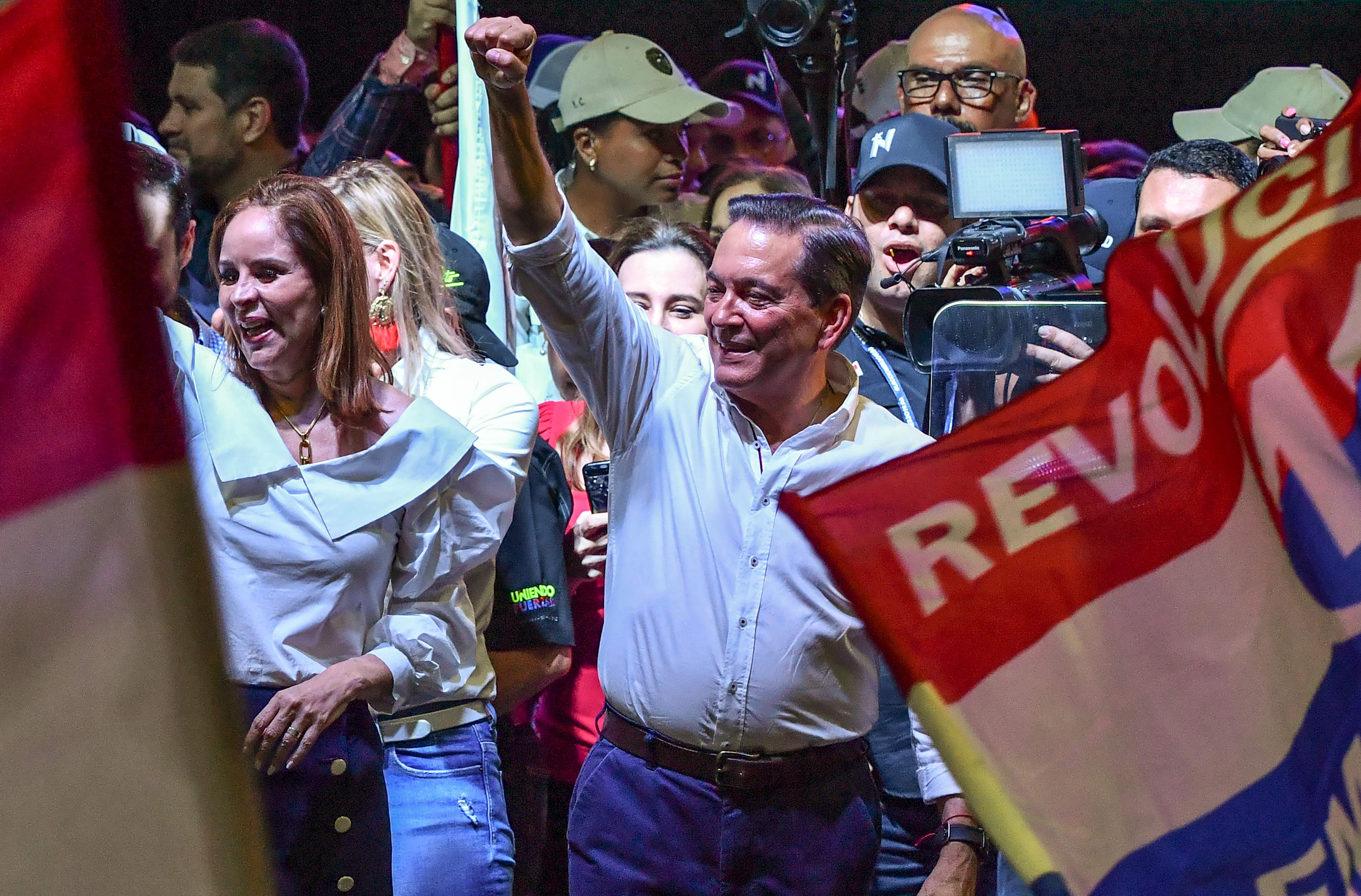 Panama's presidential candidate for the Democratic Revolutionary Party (PRD) Laurentino Cortizo (C) celebrates his win after being elected President of Panama, in Panama City on May 5, 2019. - Panama's electoral tribunal proclaimed Social Democrat Laurentino "Nito" Cortizo president late Sunday after his narrow victory against right-wing candidate Romulo Roux. With ballots counted in 92.5 percent of polling stations, Cortizo had won 33.08 percent of the vote against 31.06 for his opponent, a lead the tribunal said was "irreversible" despite the close margin of fewer than 40,000 votes. (Photo by Luis ACOSTA / AFP)