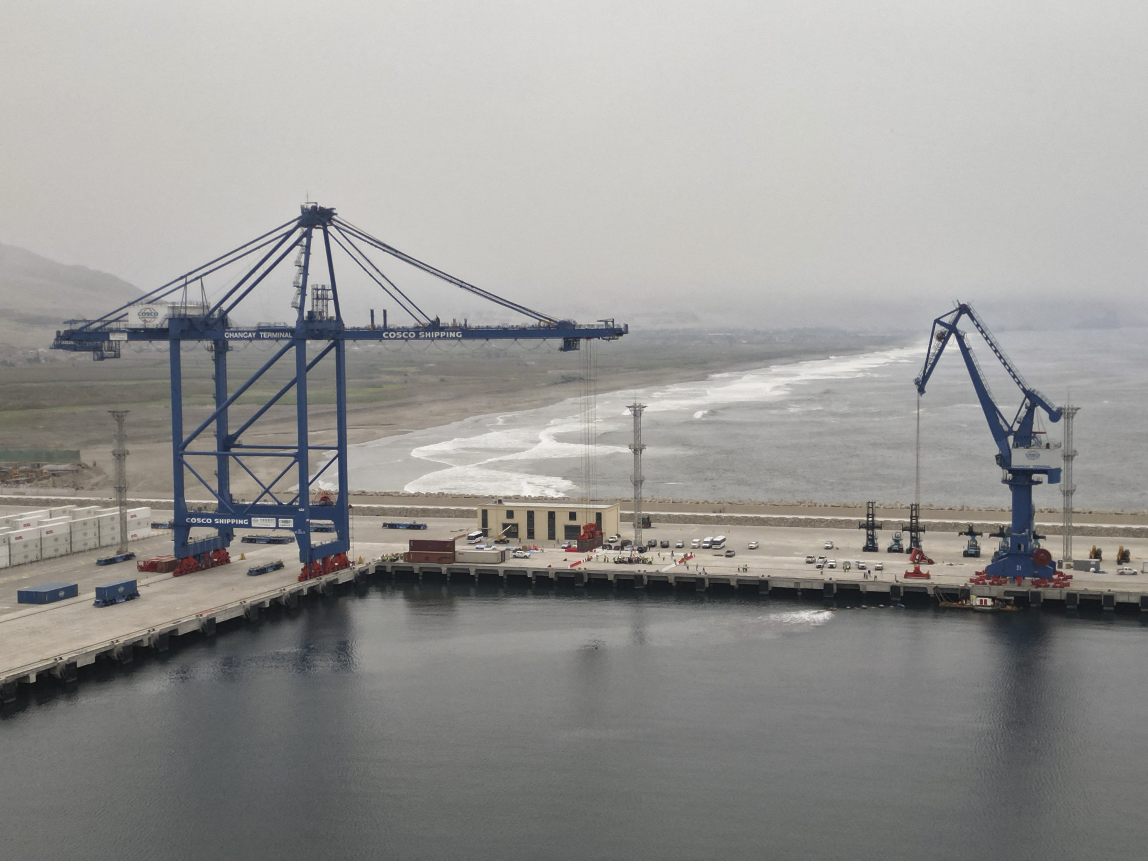 Vista aérea del "megapuerto" de Chancay en el pequeño pueblo de Chancay, a 78 kilómetros al norte de la capital peruana, Lima. El puerto fue inaugurado el 14 de noviembre de 2024 por la presidenta de Perú, Dina Boluarte, y su homólogo chino, Xi Jinping, en el marco de la cumbre del Foro de Cooperación Económica Asia-Pacífico (APEC) en Lima. Foto por Cris BOURONCLE / AFP