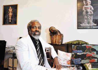 Leonardo Patterson en su apartamento en Múnich, en el sur de Alemania en setiembre de 2008. (AP Photo/Uwe Lein)