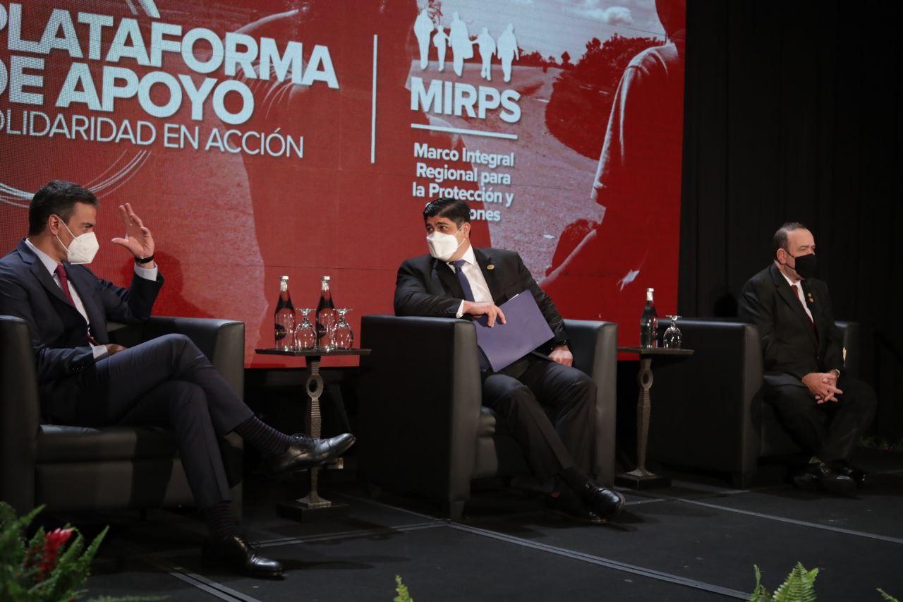 10/06/2021. Los presidentes de España, Pedro Sánchez; de Costa Rica, Carlos Alvarado; y de Guatemala, alejandro Giammattei, dirigen la mesa de un foro regional para atender el problema del desplazamiento forzado en la región. Foto: Roberto Carlos Sánchez / Presidencia para LN