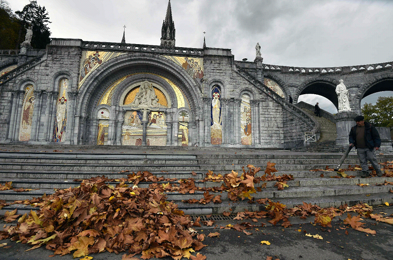 El santuario de Lourdes donde, según la tradición católica, la Virgen se apareció a Bernadette Soubirous hace 158 años.