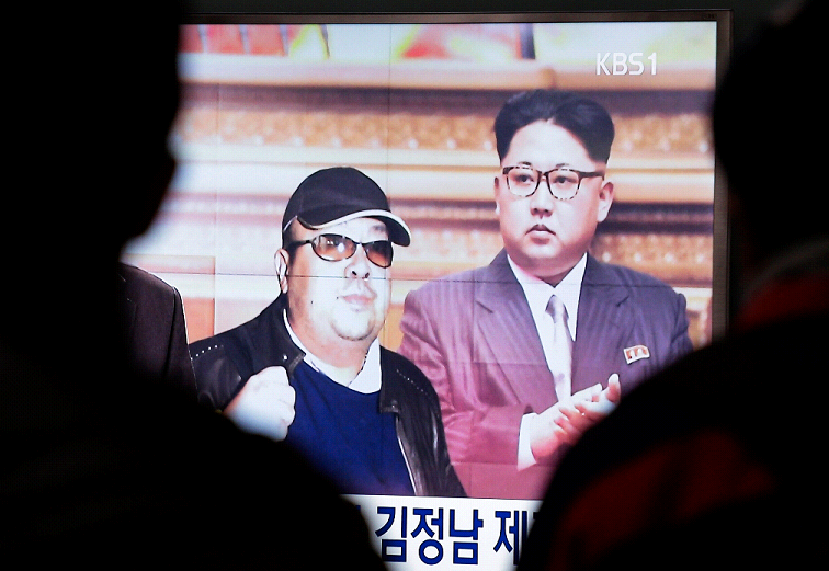 Una televisora de Corea del Sur muestra las imágenes del líder norcoreano Kim Jong-Un (derecha, con traje) junto a su hermano Kim Jong-Nam, quien habría muerto tras un supuesto envenenamiento en el aeropuerto de este país asiático.