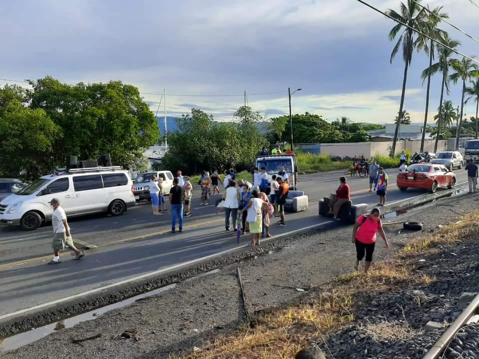 En Puntarenas, se reporta este jueves una manifestación en el sector de La Angostura con cuatro vehículos en el lugar y 40 personas provocando un cierre total de vías. / Fotografía: Alonso Tenorio.