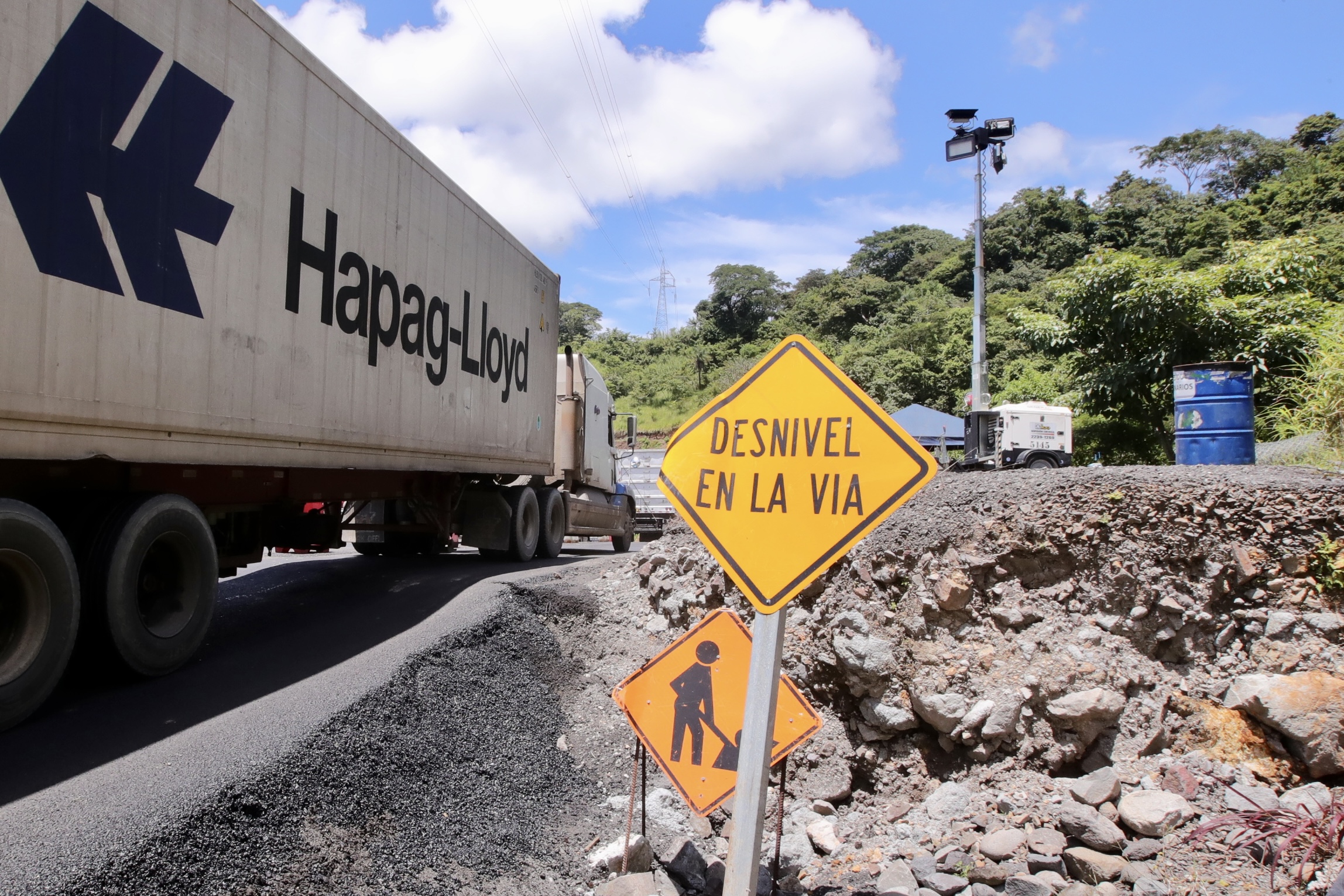 22/09/2022 En el sector de escobal de Atenas en la ruta 27 en el kilómetro 44 en el hundimiento los trabajos continúan pero Laname indica que la carretera está en muy mal estado. Foto Alonso Tenorio