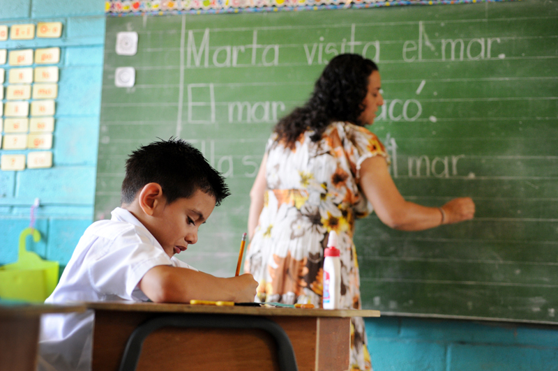 Docentes como María Gabriela Arce, del Centro Educativo José Trinidad Mora Valverde, en Desamparados, pusieron en práctica el nuevo enfoque el año pasado (en la foto, el niño Sergio Stewart). | ARCHIVO/ MARCELA BERTOZZI