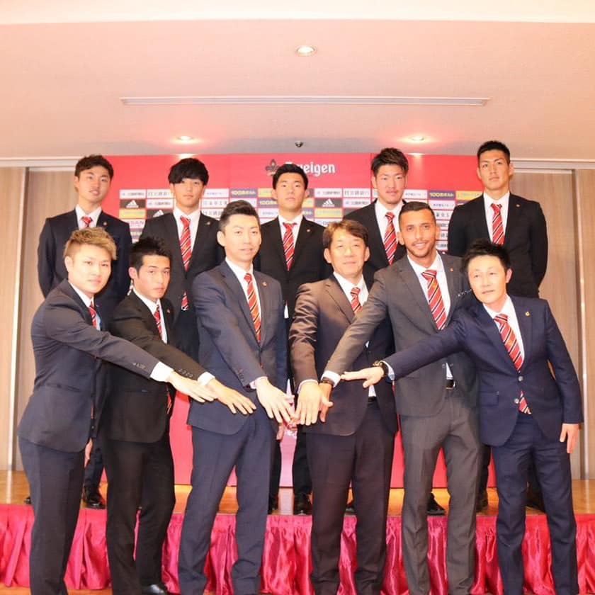 Giovannie Clunie en un acto oficial de su nuevo club, el Zweigen Kanazawa. Fotografía: Facebook de Giovannie Clunie.