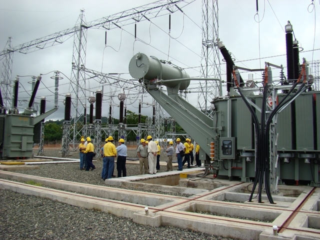 El Instituto Costarricense de Electricidad (ICE) amplía y fortalece las redes de transmisión y distribución eléctrica en diferentes puntos del país. Una de estas obras es la subestación eléctrica inaugurada en la comunidad de San Rafael Norte de Parrita, este fin de semana pasado.
Con la Subestación Parrita se podrá llevar un servicio eléctrico de alta calidad a las comunidades del Pacífico Central, entre ellas Parrita, Quepos y Manuel Antonio. La construcción de esta obra se desarrolló con la visión de brindar el transporte y la distribución de electricidad en esa zona hasta por más de 30 años. Tiene una capacidad de llevar energía eléctrica a aproximadamente 200 mil familias de la región.
La función de las subestaciones es realizar una conversión de la fuerza con que viaja la energía a través de las redes eléctricas, con el fin de acoplarla al consumo necesario de casas, industrias, comercio y otros.
Además, esta nueva infraestructura permitirá el avance del proyecto SIEPAC, el cual interconectará los países de América Central, Colombia y México.
El funcionamiento de tecnología de avanzada de la obra, única en el país, permite la reducción de voltajes para distribuir la energía en las comunidades con niveles mínimos de pérdidas, lo que favorece a la empresa en un ahorro que alcanza los $20 mil por mes, según explicó Edwin Bogantes, director de la UEN de Transporte de Electricidad.
Durante el acto inagural, asistieron el Sr. Pedro Pablo Quirós, presidente del Grupo ICE; Sr. Abraham Madrigal, gerente general del ICE; Sr. Gravin Mayorga, subgerente de Electricidad; Sr. Edwin Bogantes, director de UEN de Transporte de Electricidad y miembros de las compañías constructoras del proyecto.
Quirós destacó la magnitud de los proyectos de electricidad y telecomunicaciones que el ICE ha realizado en los últimos años, así como la importancia de la inversión para satisfacer a futuro las necesidades de l
