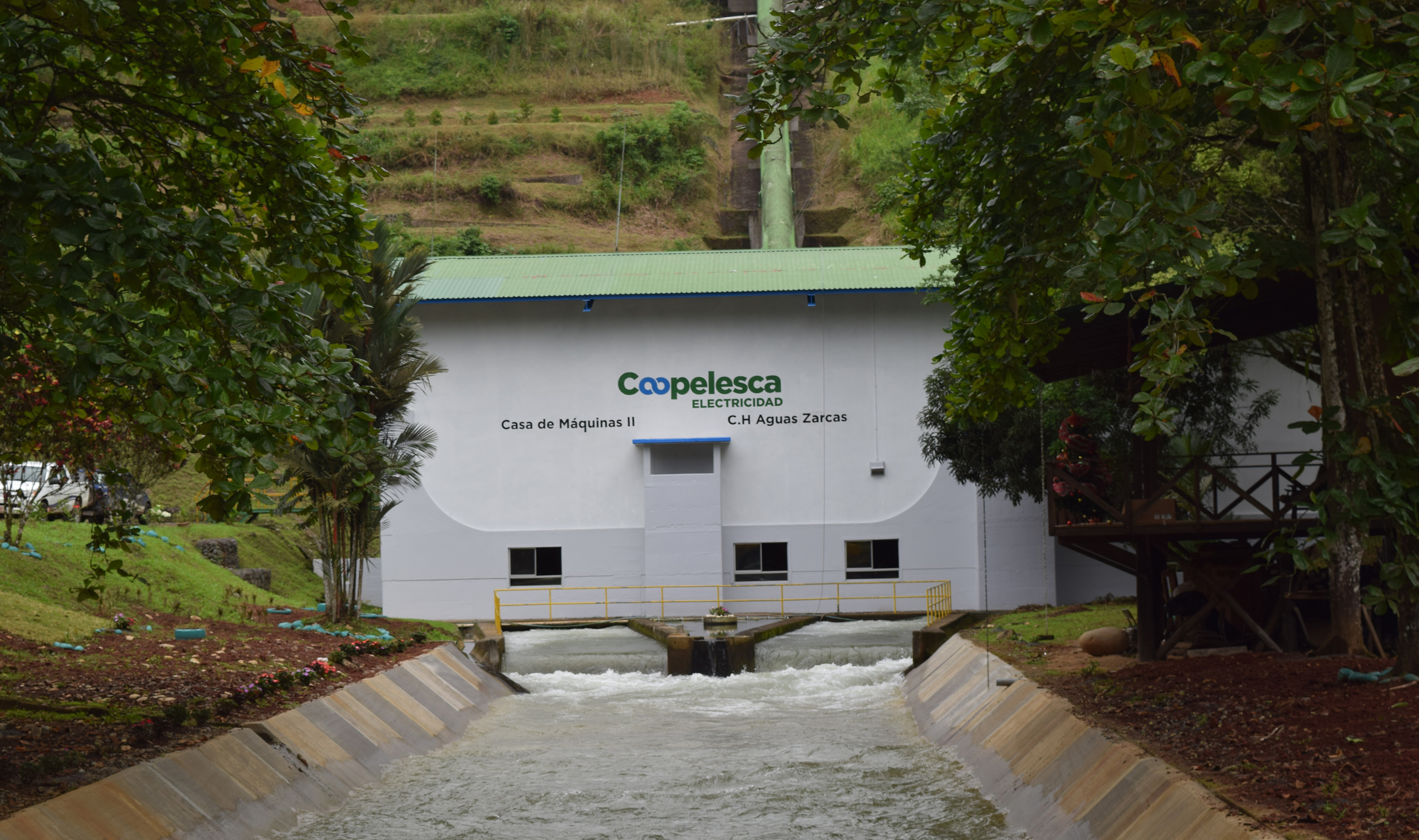 Coopelesca compró, en el 2014, el proyecto Hidroeléctrico Aguas Zarcas a la empresa Holcim de Costa Rica. Durante el 2017, la Cooperativa realizó el un mantenimiento mayor fue a las dos turbinas y los dos generadores de la Casa de Máquinas 2. Foto Coopelesca