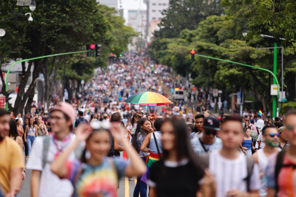Los miles de participantes cantan consignas de respeto, igualdad y amor para todo ciudadano con motivo de la décima edición de la Marcha de la Diversidad en Costa Rica. Fotografía: Alberth Marín.