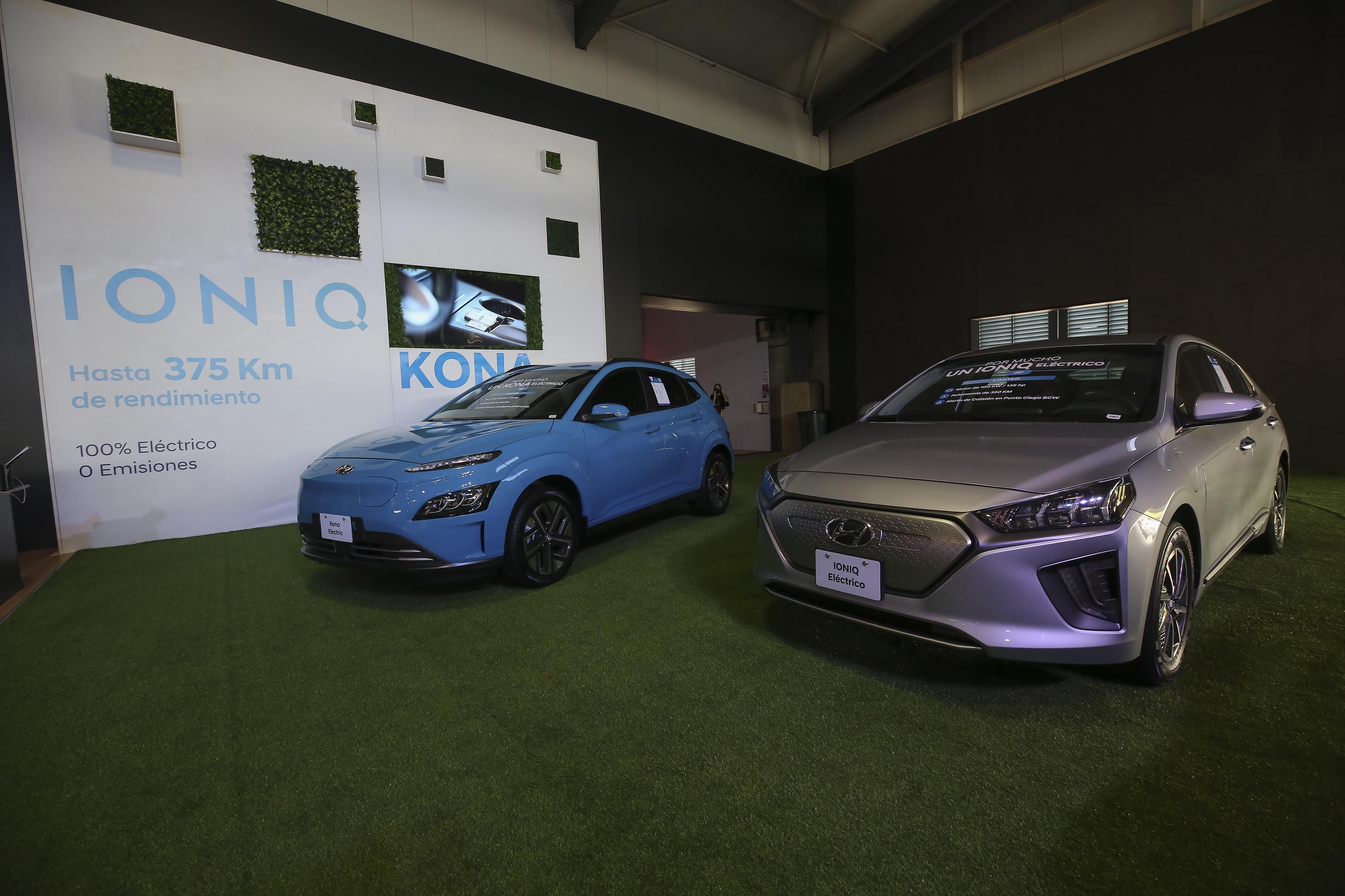 10/03/2022. Pedregal. Este jueves se inauguró la Expomóvil 2022, luego de dos años de no celebrarse vuelve con ofertas para todos los gustos en el Centro de Eventos Pedregal. En la foto, autos eléctricos en el stand de Hyundai. Fotos: Mayela López