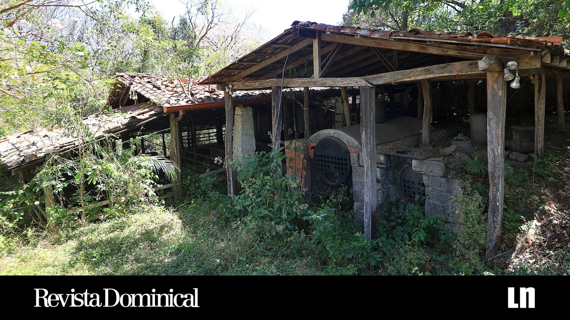 Instalación abandonada en el Centro de Conservación de Santa Ana, con el logo de Revista Dominical.