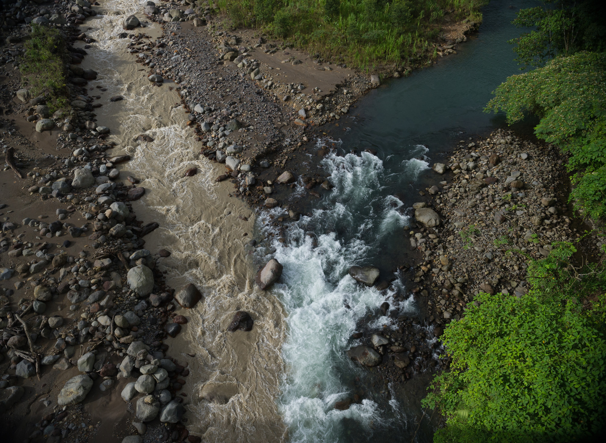 El color amarillento característico de río Sucio se debe a la presencia de hierro en sus aguas.