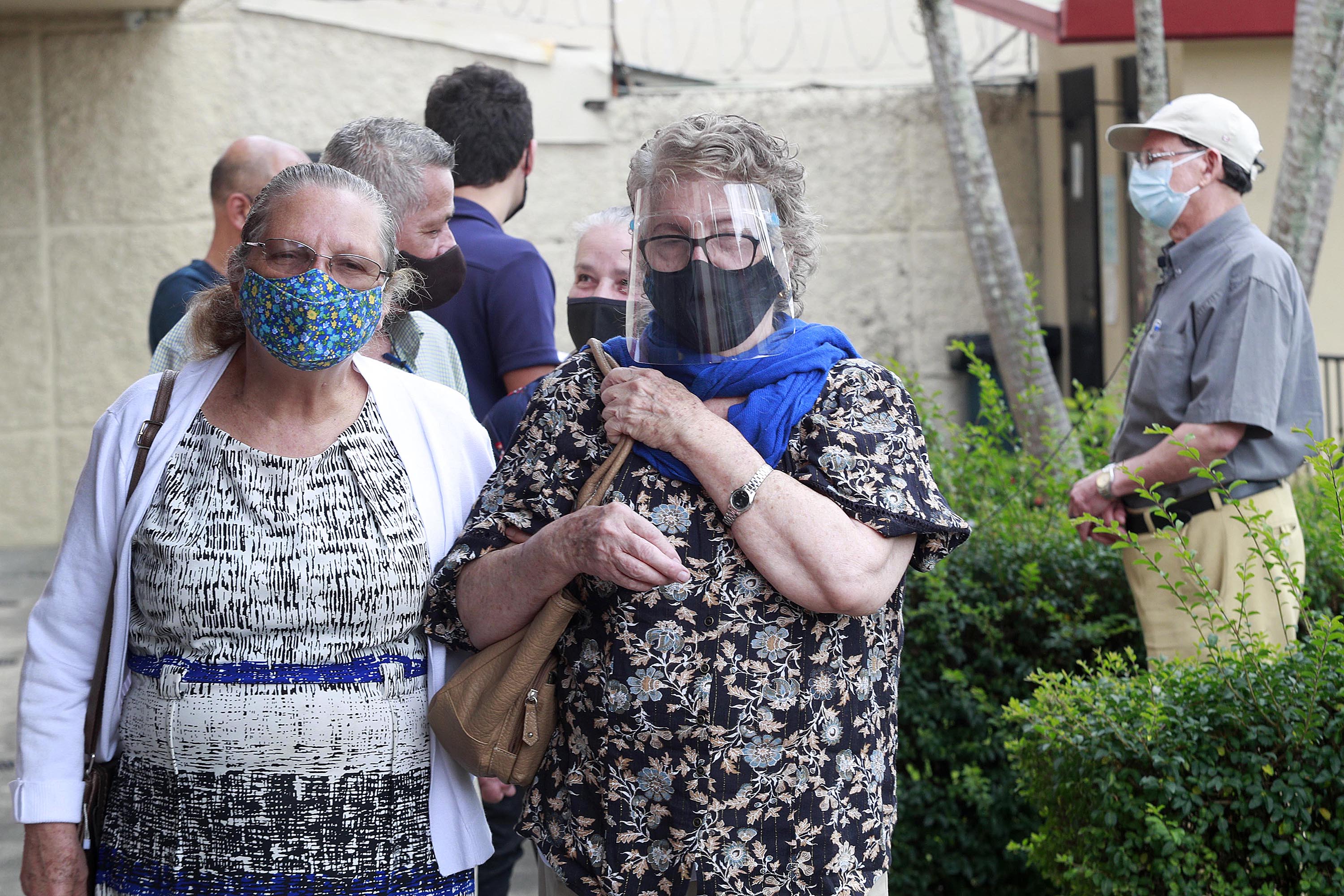 29/04/2021 Tres Ríos, La Unión. Ambiente de vacunación, por parte del Area de Salud, en el auditorio de la oficina parroquial, donde le habrían colocado una jeringa sin vacuna covid-19 a un adulto mayor. Las hermanas gemelas Virginia y Paulina Matammoros se aplicaron la segunda dosis. Foto: Rafael Pacheco