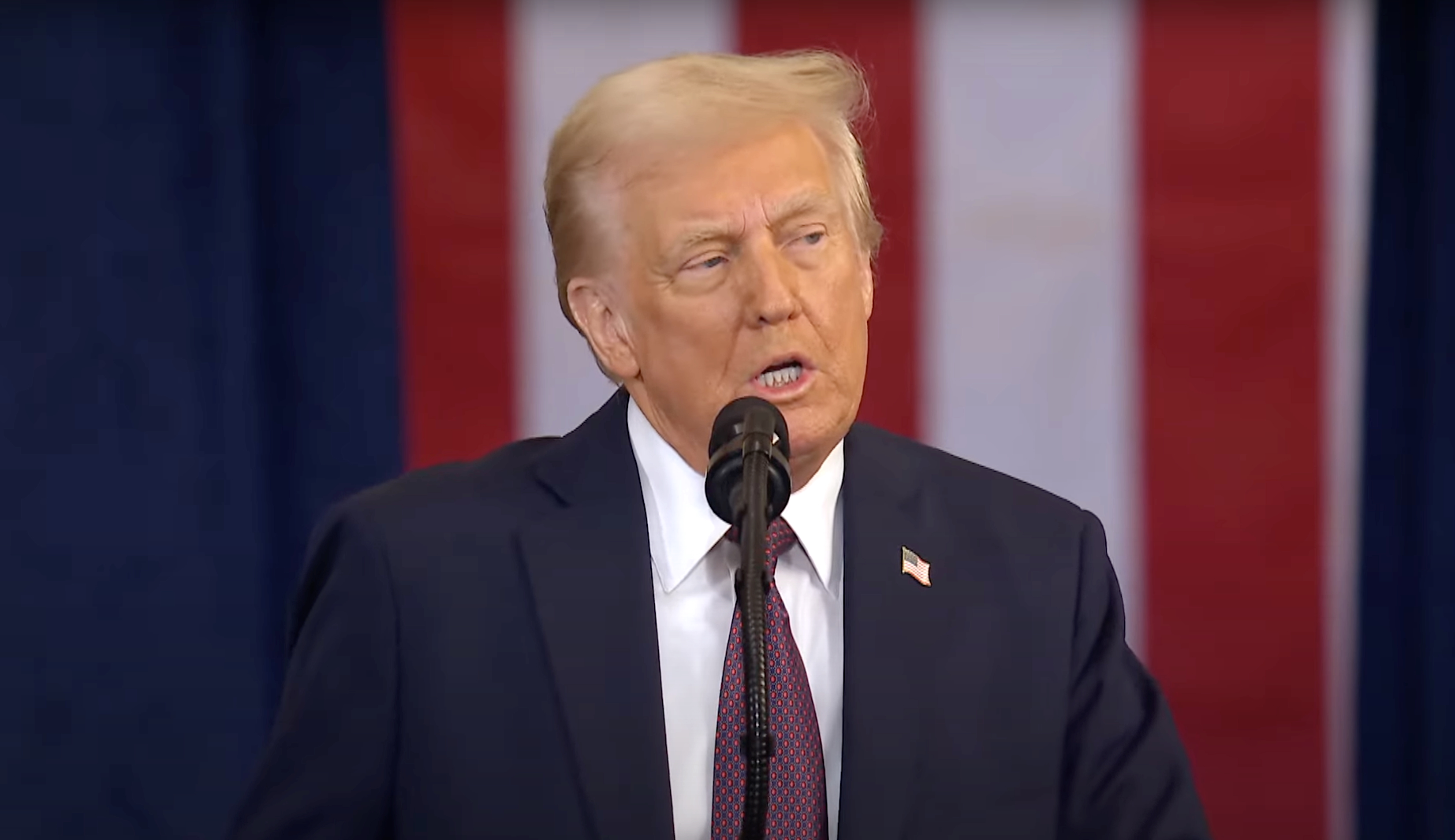 El presidente de Estados Unidos, Donald J. Trump, al inicio de su discurso inaugural este 20 de enero en Washington D.C. Fotografía: Capturada de pantalla.